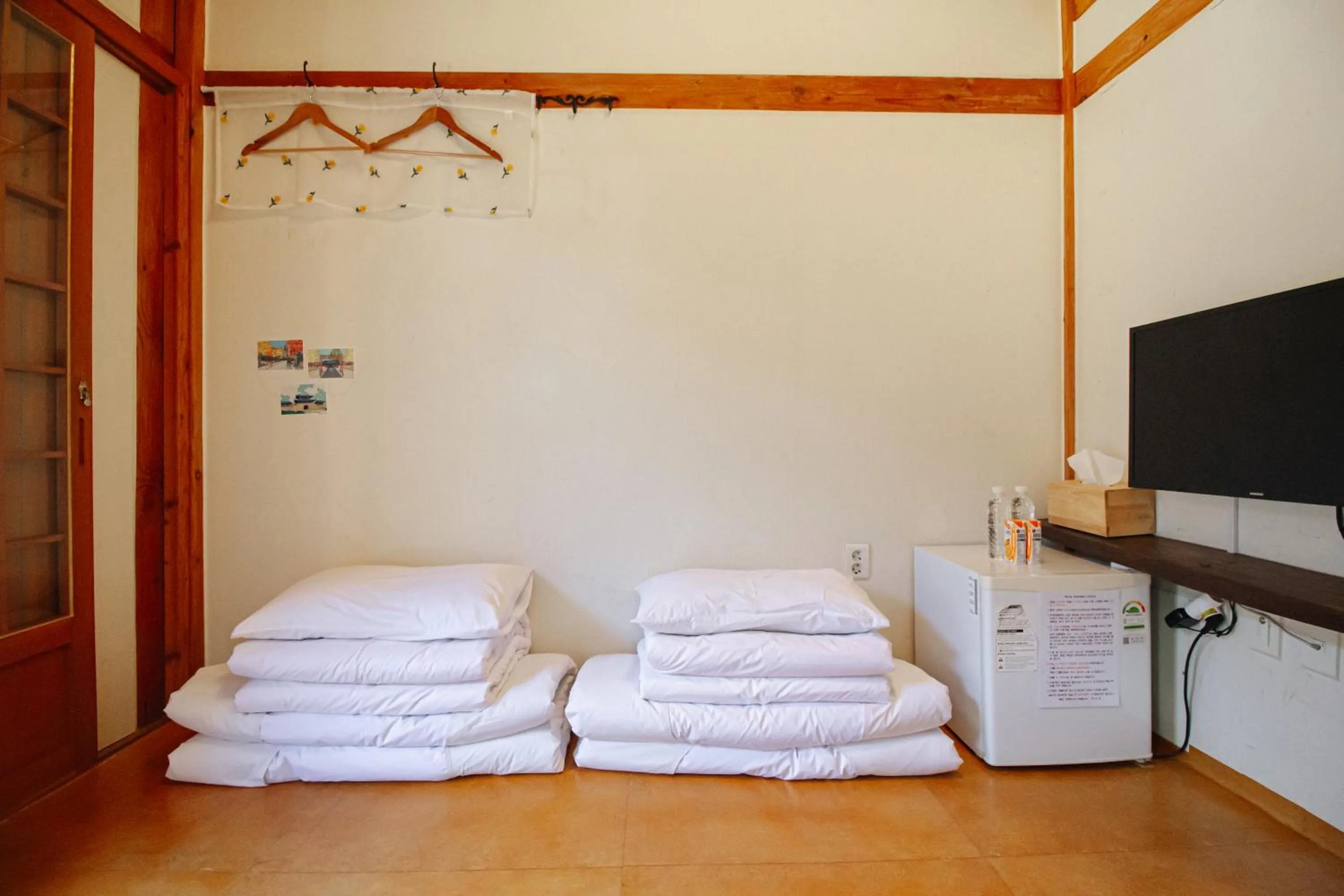 TV and multimedia, Bed in Jeonju Hanok village Deoksugung