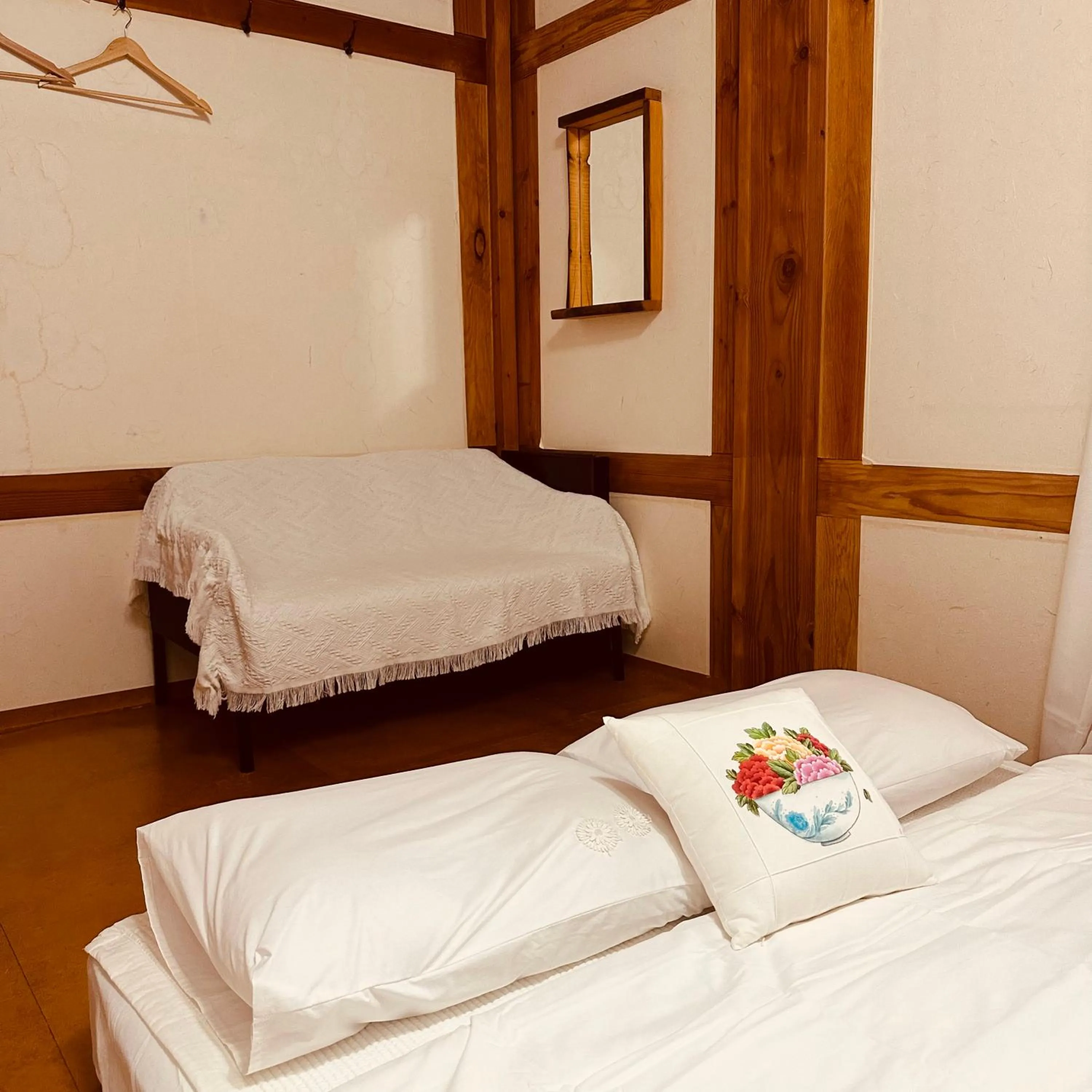 Photo of the whole room, Bed in Jeonju Hanok village Deoksugung
