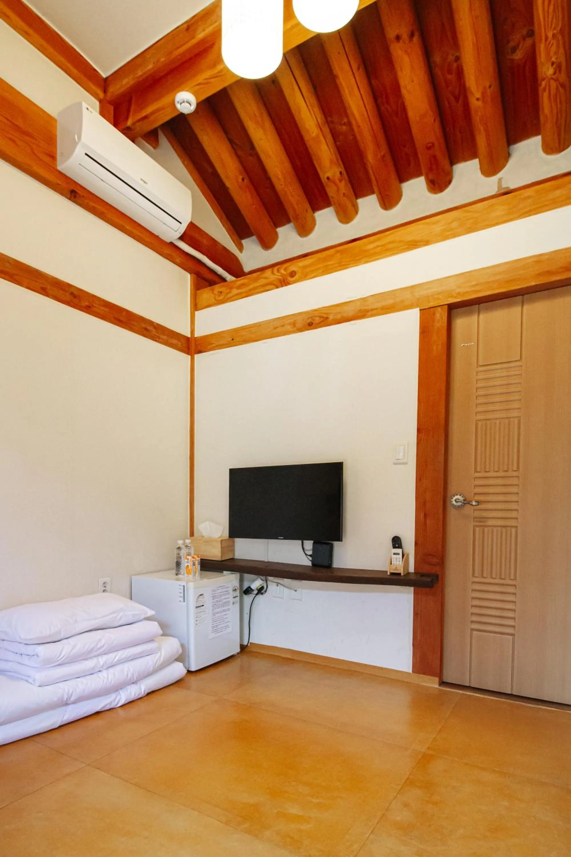 TV and multimedia in Jeonju Hanok village Deoksugung