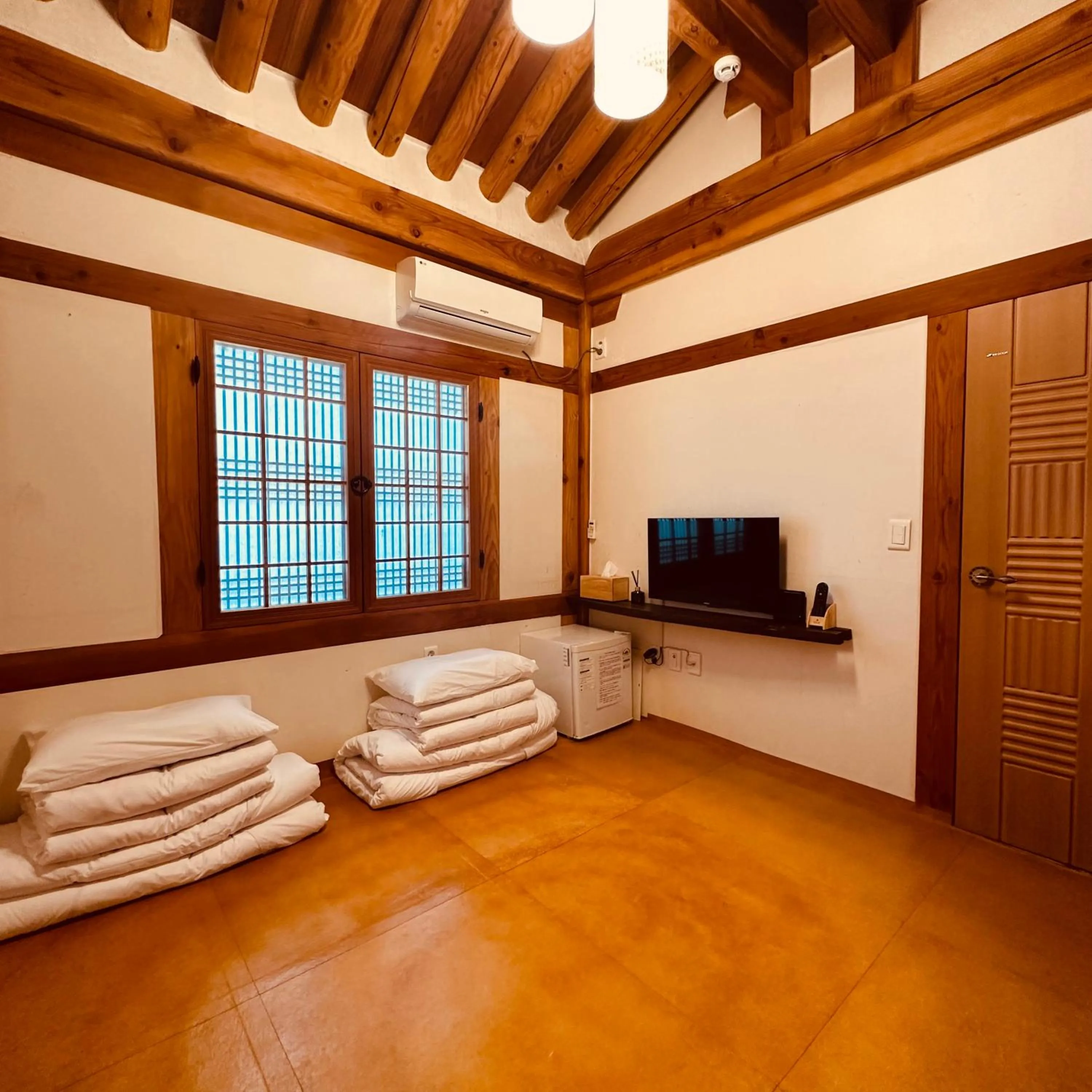 Photo of the whole room in Jeonju Hanok village Deoksugung