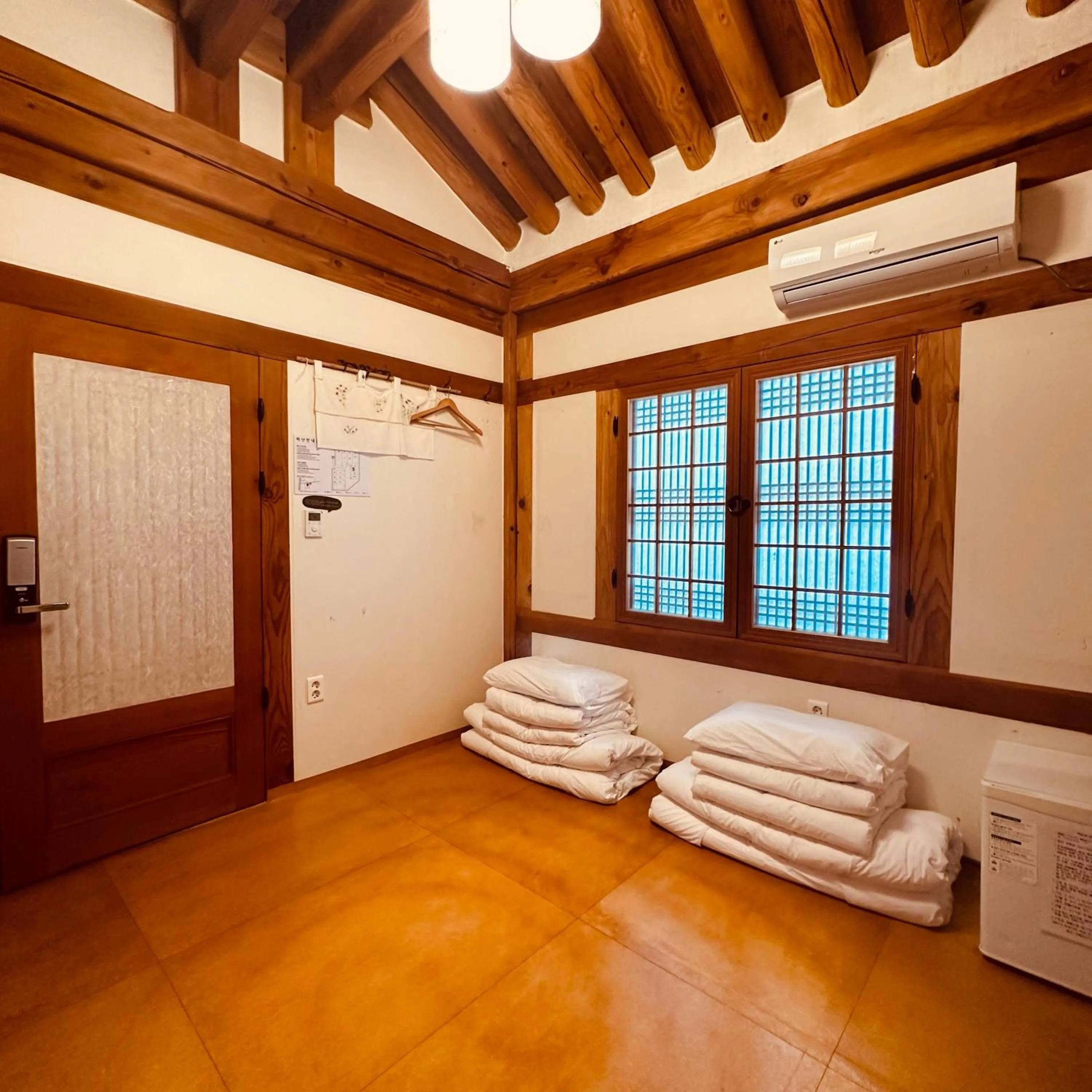 Photo of the whole room in Jeonju Hanok village Deoksugung