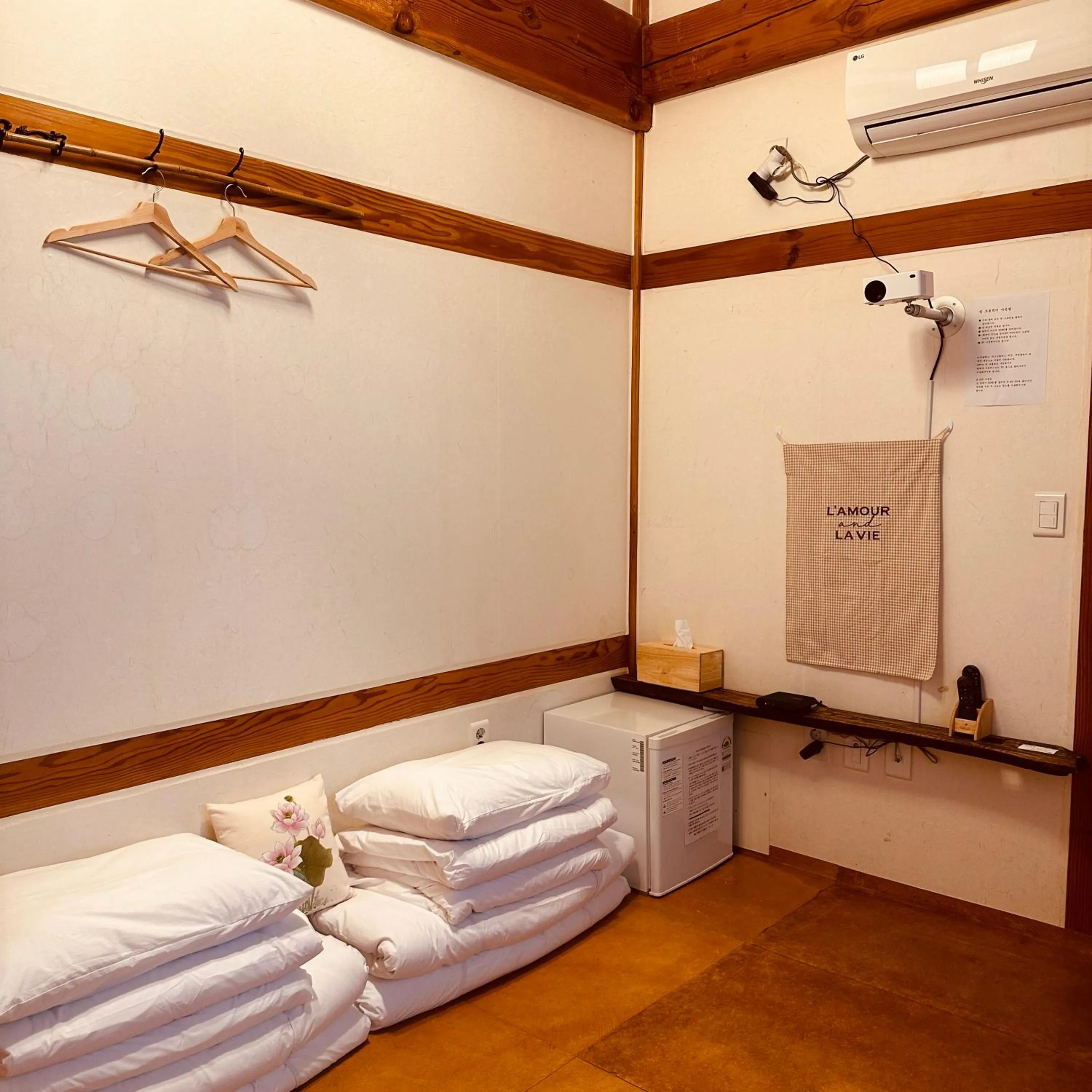 Photo of the whole room, Bed in Jeonju Hanok village Deoksugung