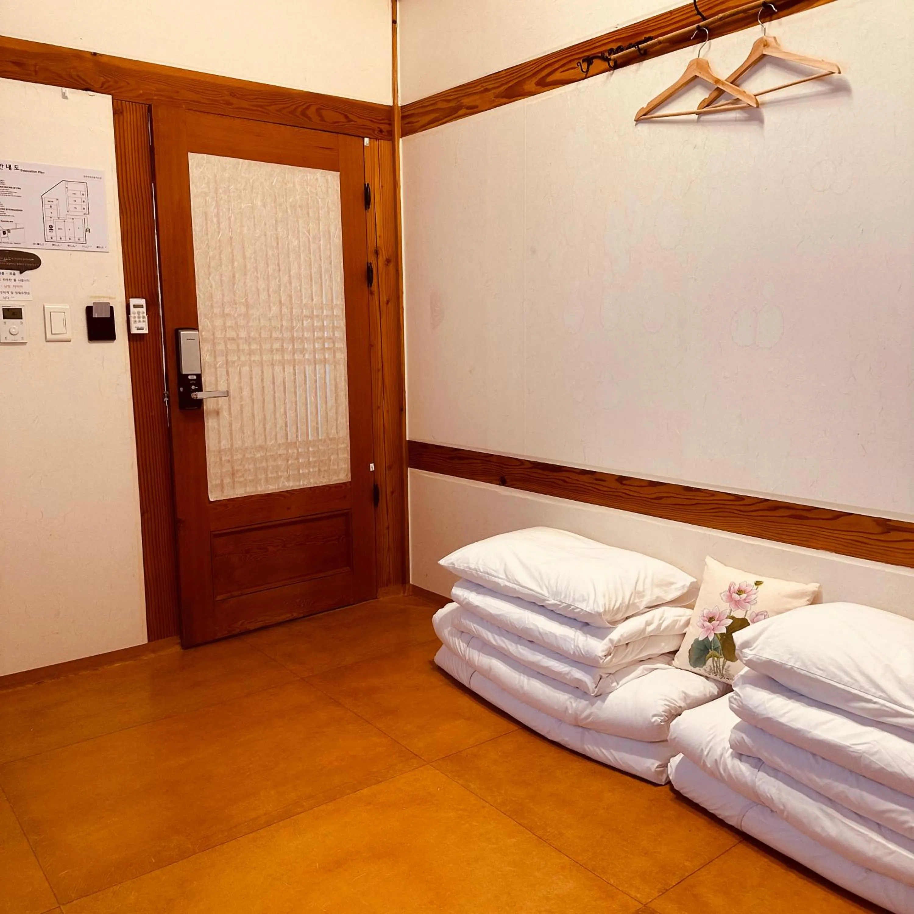 Photo of the whole room, Bed in Jeonju Hanok village Deoksugung