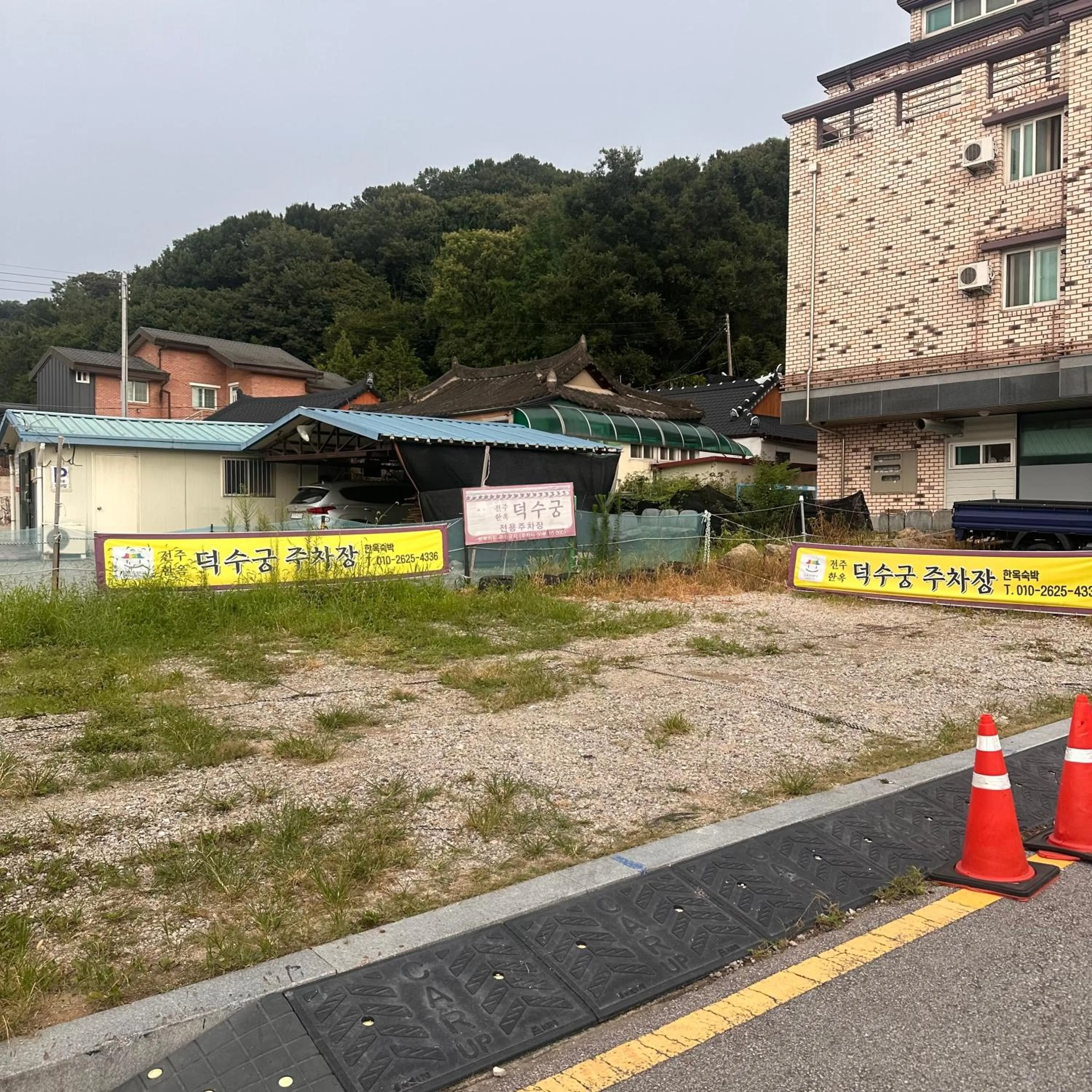 Parking in Jeonju Hanok village Deoksugung