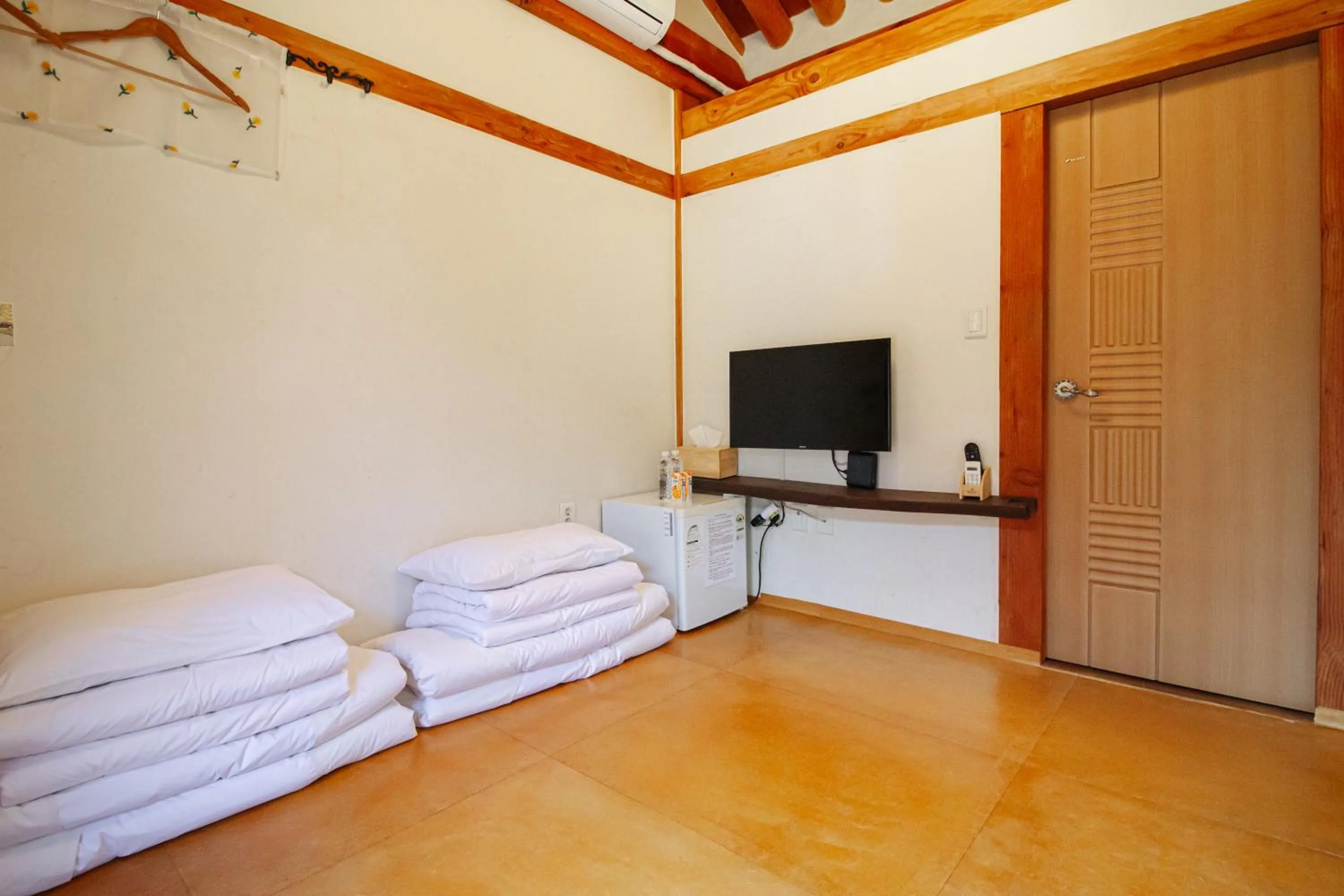 Photo of the whole room in Jeonju Hanok village Deoksugung