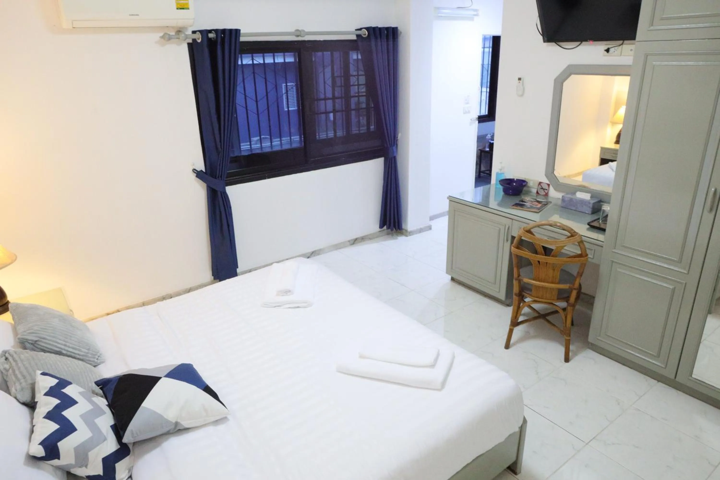 Photo of the whole room, Bed in Aloft Hotel and Hostel Pattaya