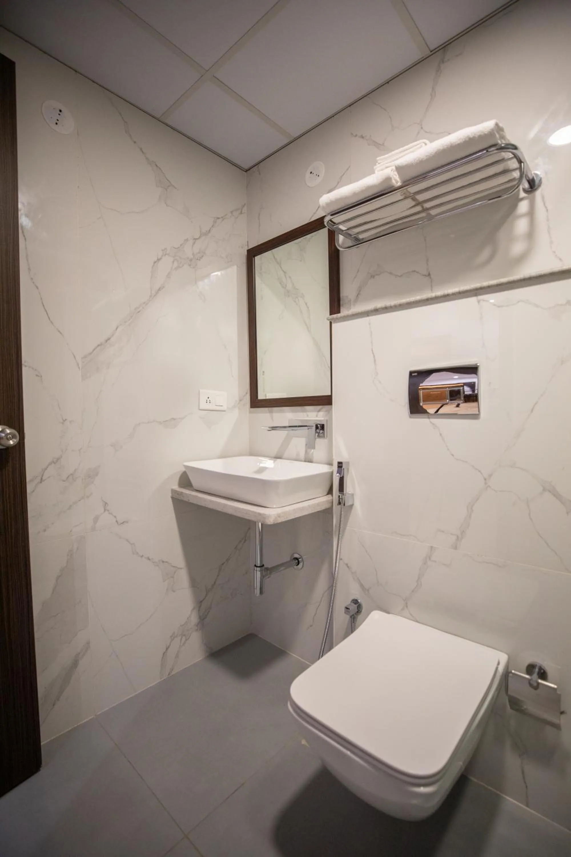 Toilet in Hotel Silver Clé