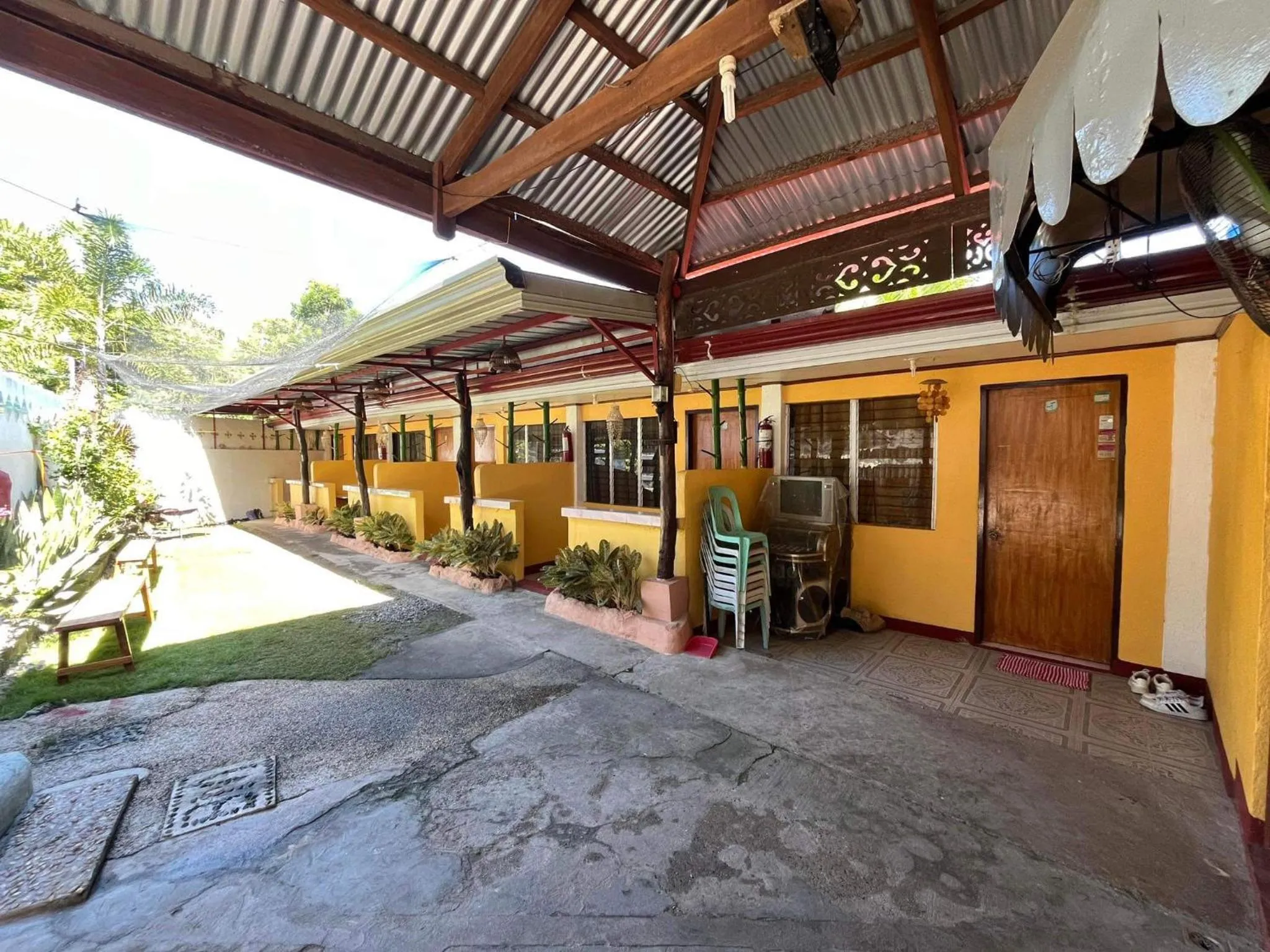 On Board Panglao Beach Hostel & Resort with FREE MOTORBIKE