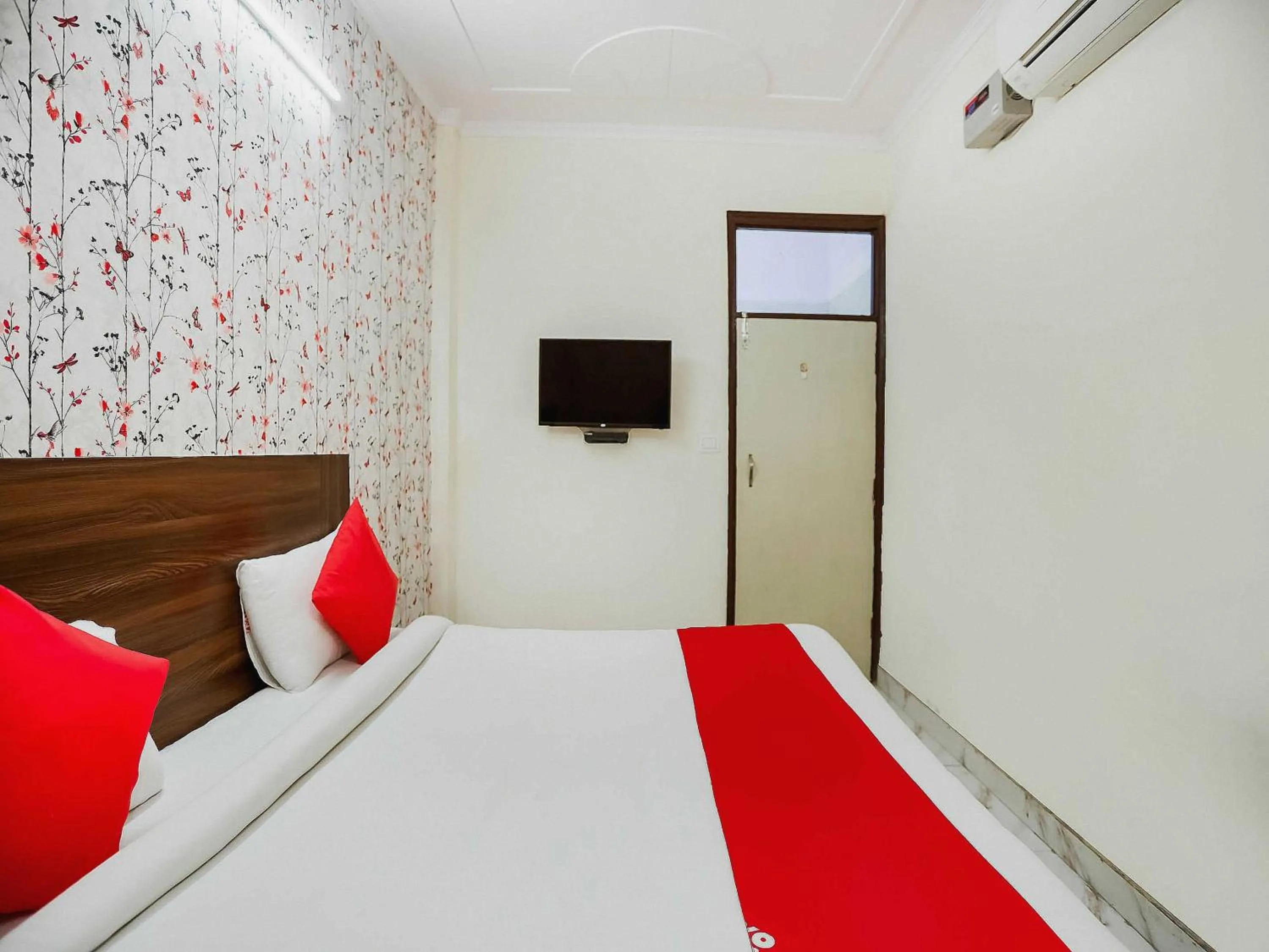 Facade/entrance, Bed in Hotel O Discovery