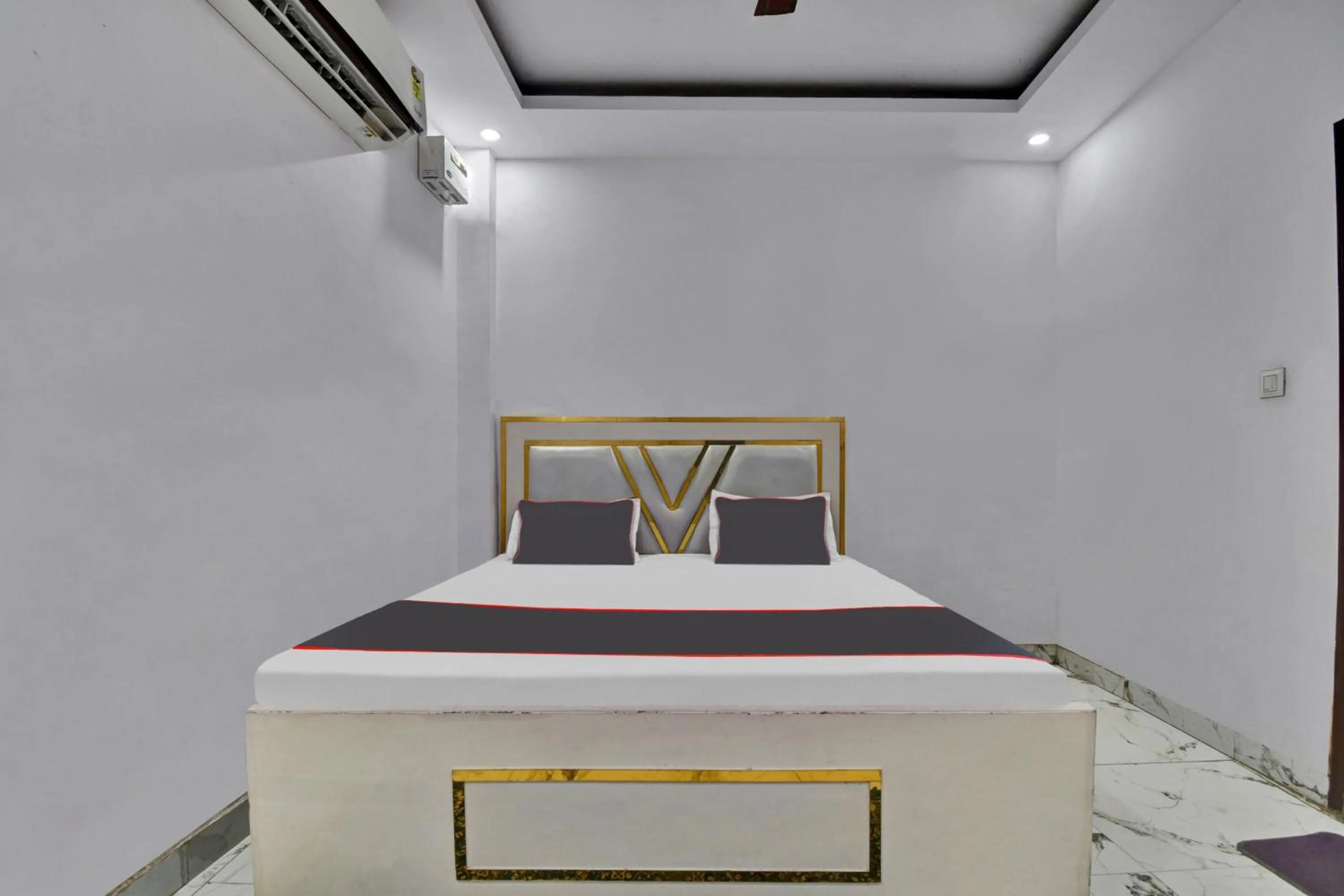 Bedroom, Bed in Hotel O by OYO Royal Paradise