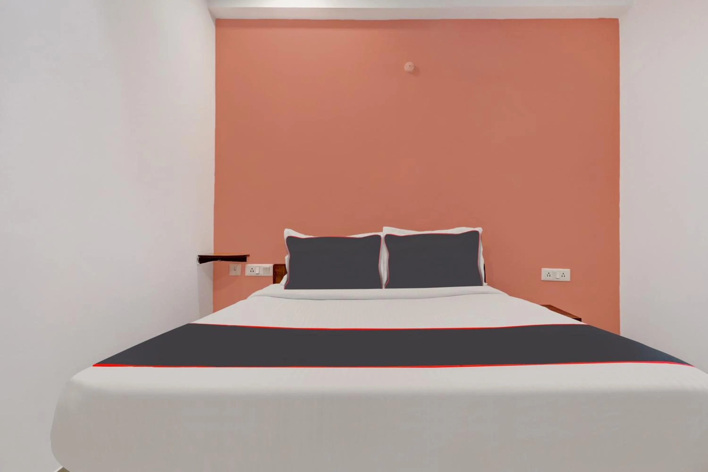 Bedroom, Bed in Super Capital O Qualia Gachibowli