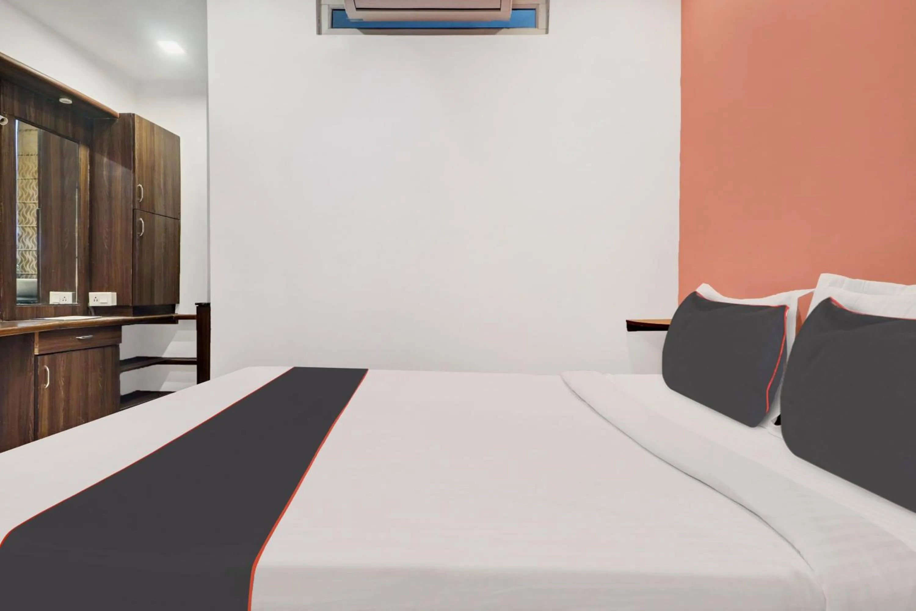 Bedroom, Bed in Super Capital O Qualia Gachibowli