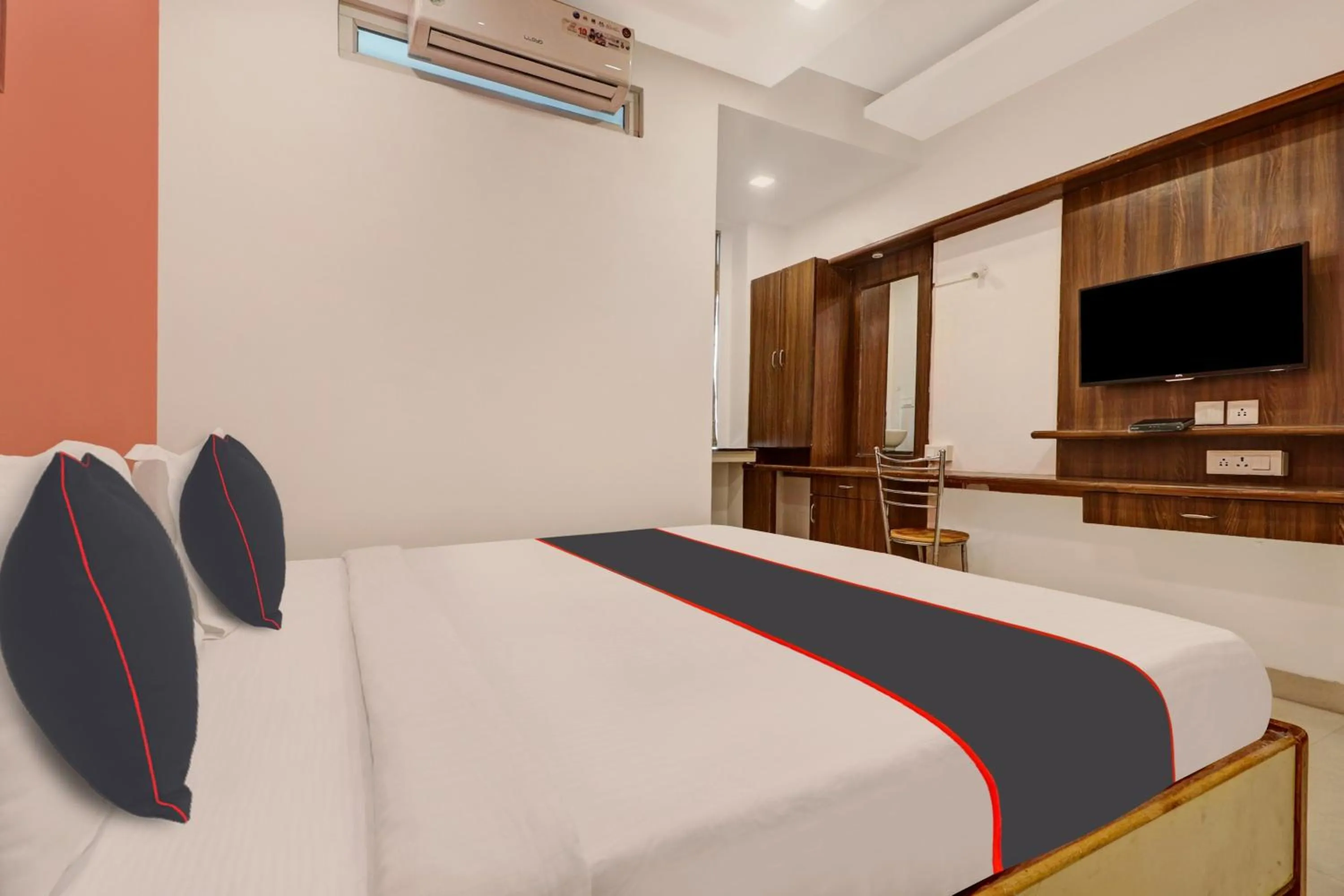Bedroom, Bed in Super Capital O Qualia Gachibowli
