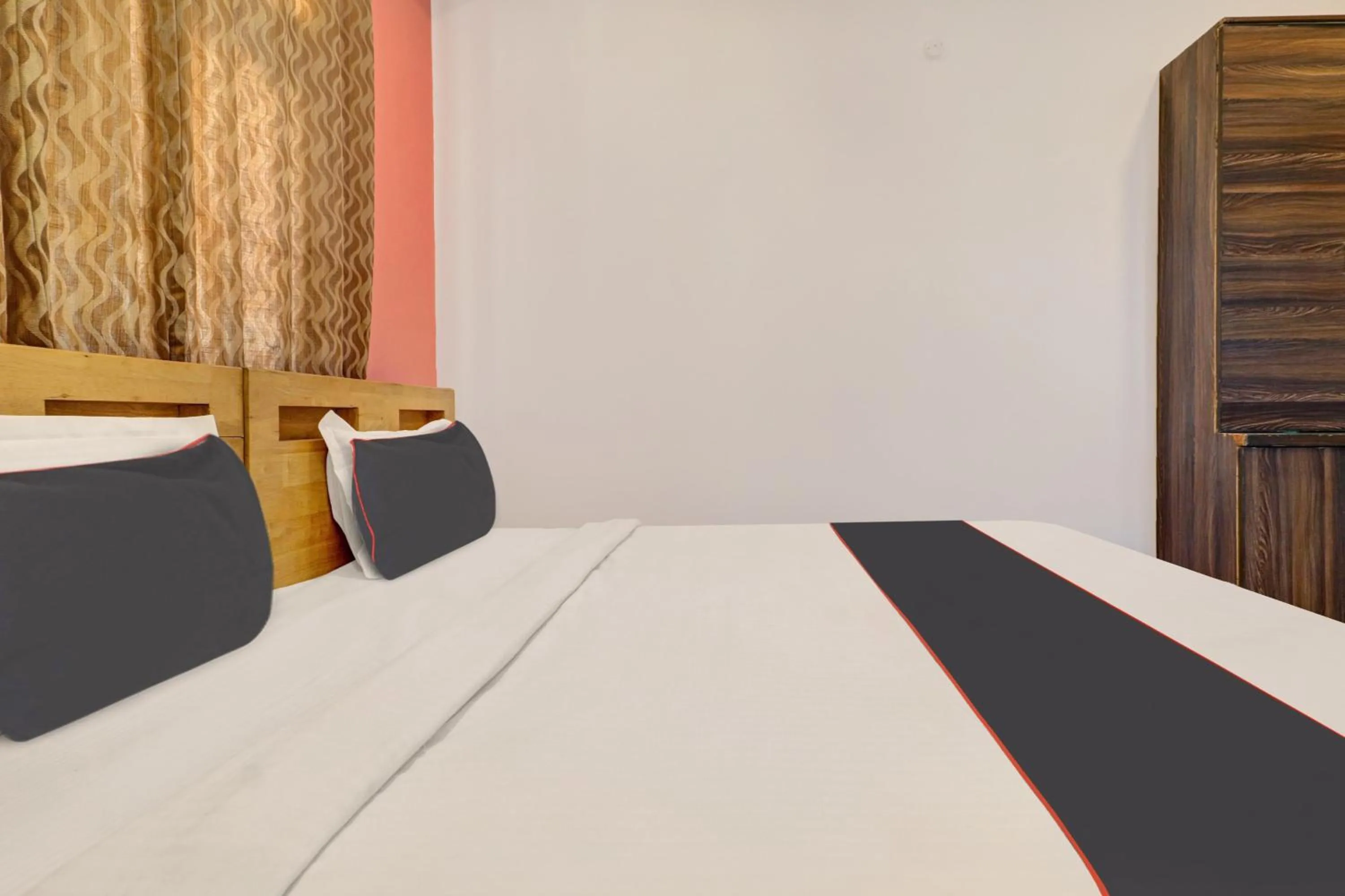 Bedroom, Bed in Super Capital O Qualia Gachibowli