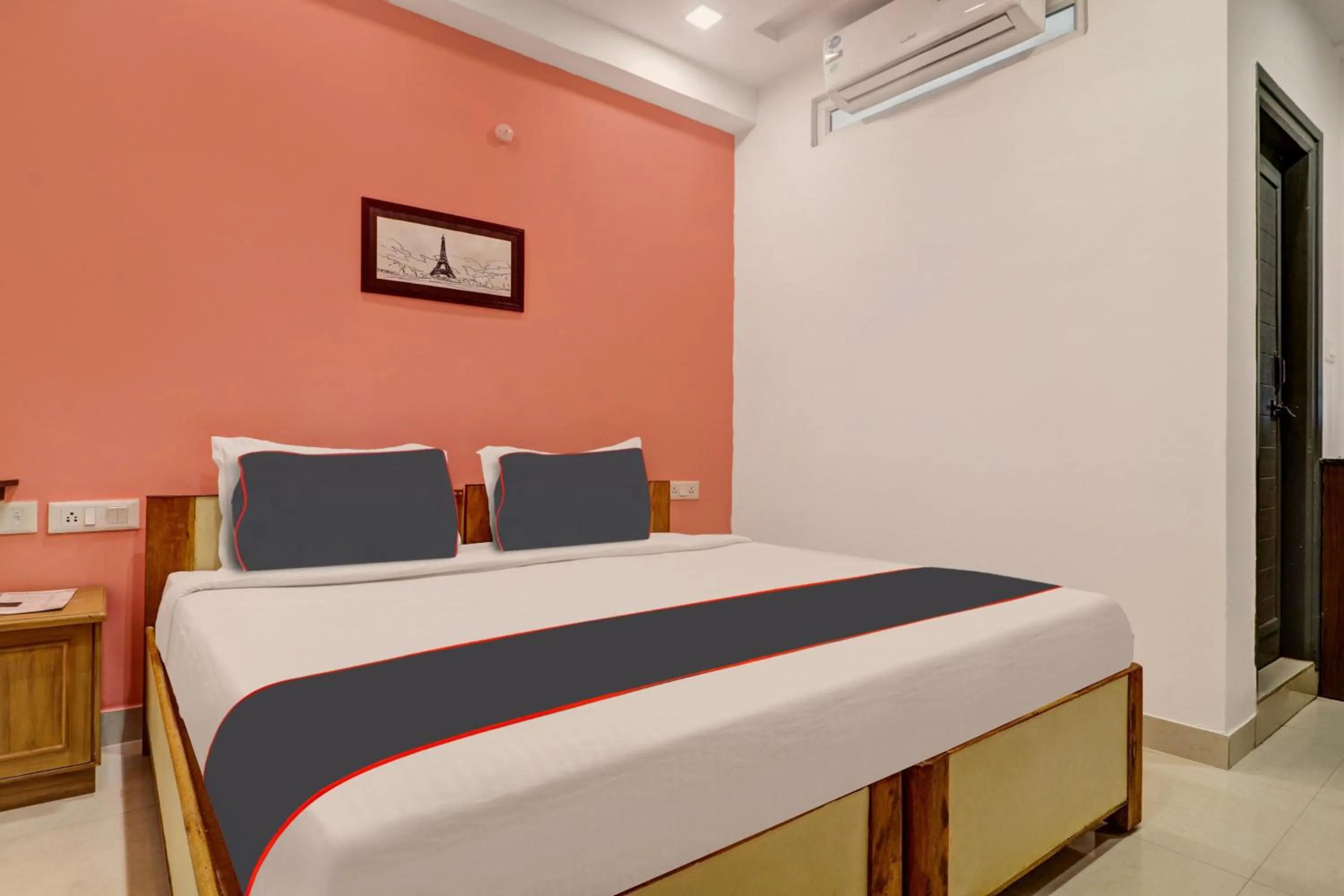 Bedroom, Bed in Super Capital O Qualia Gachibowli