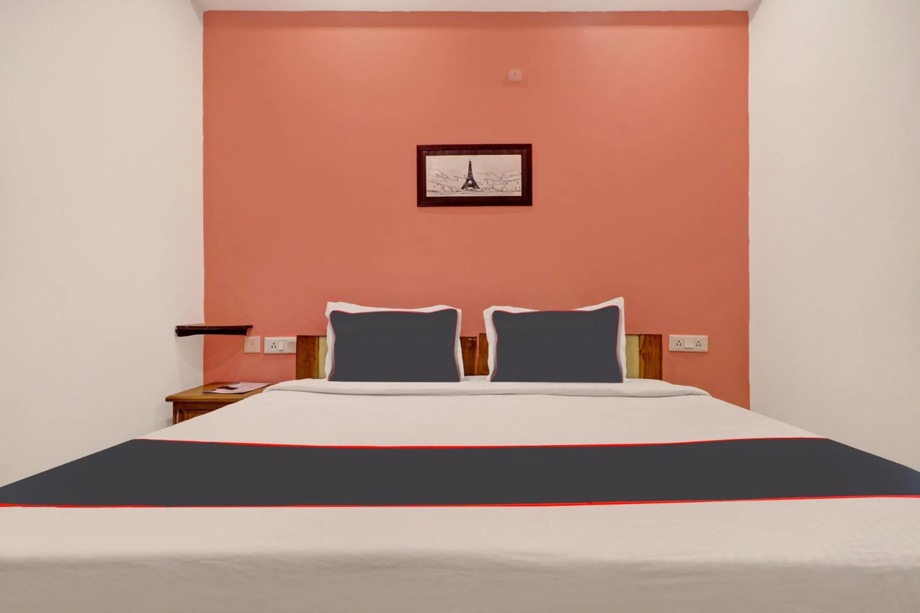 Bedroom, Bed in Super Capital O Qualia Gachibowli
