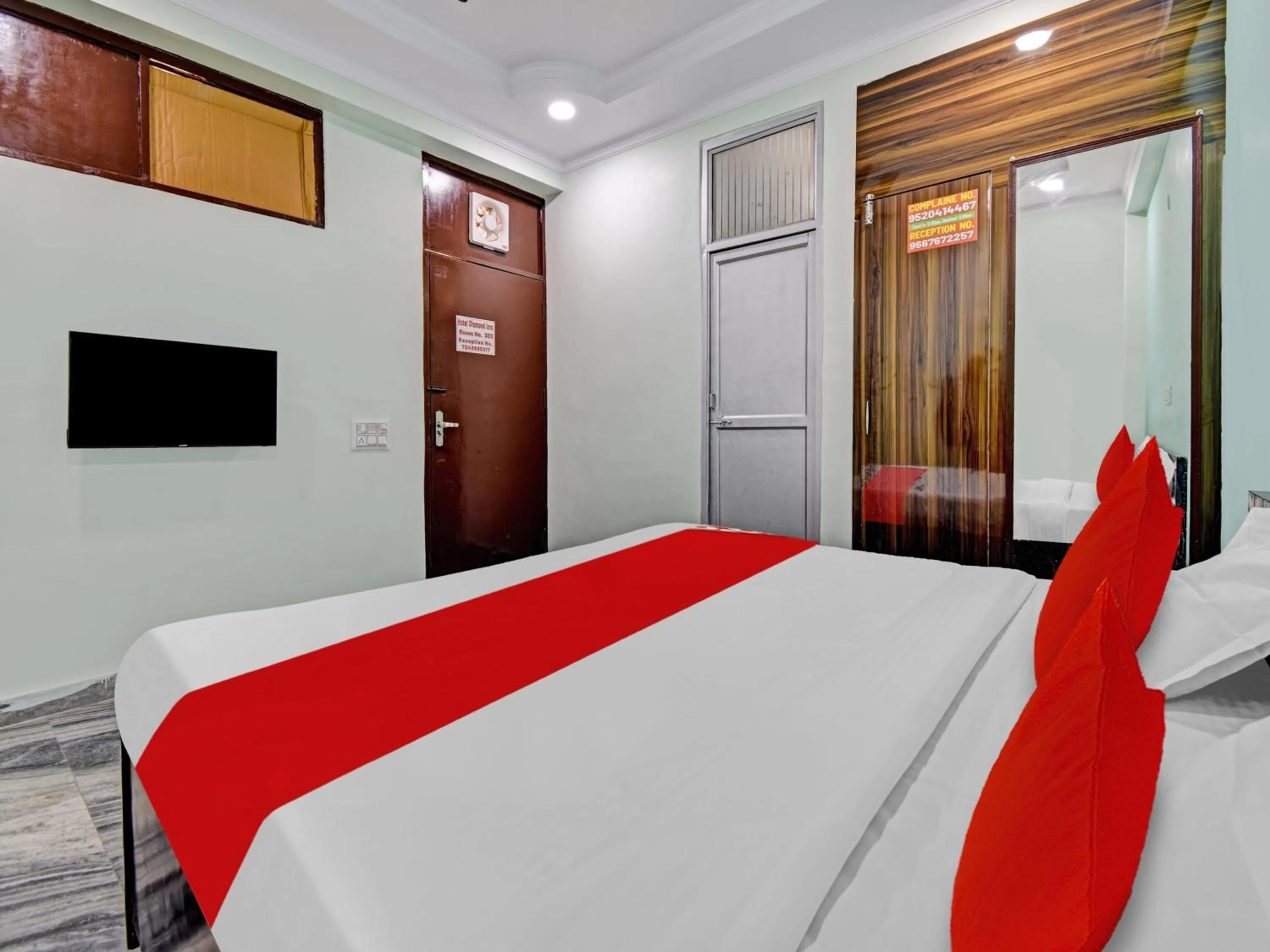 Facade/entrance, Bed in Hotel O Diamond Inns