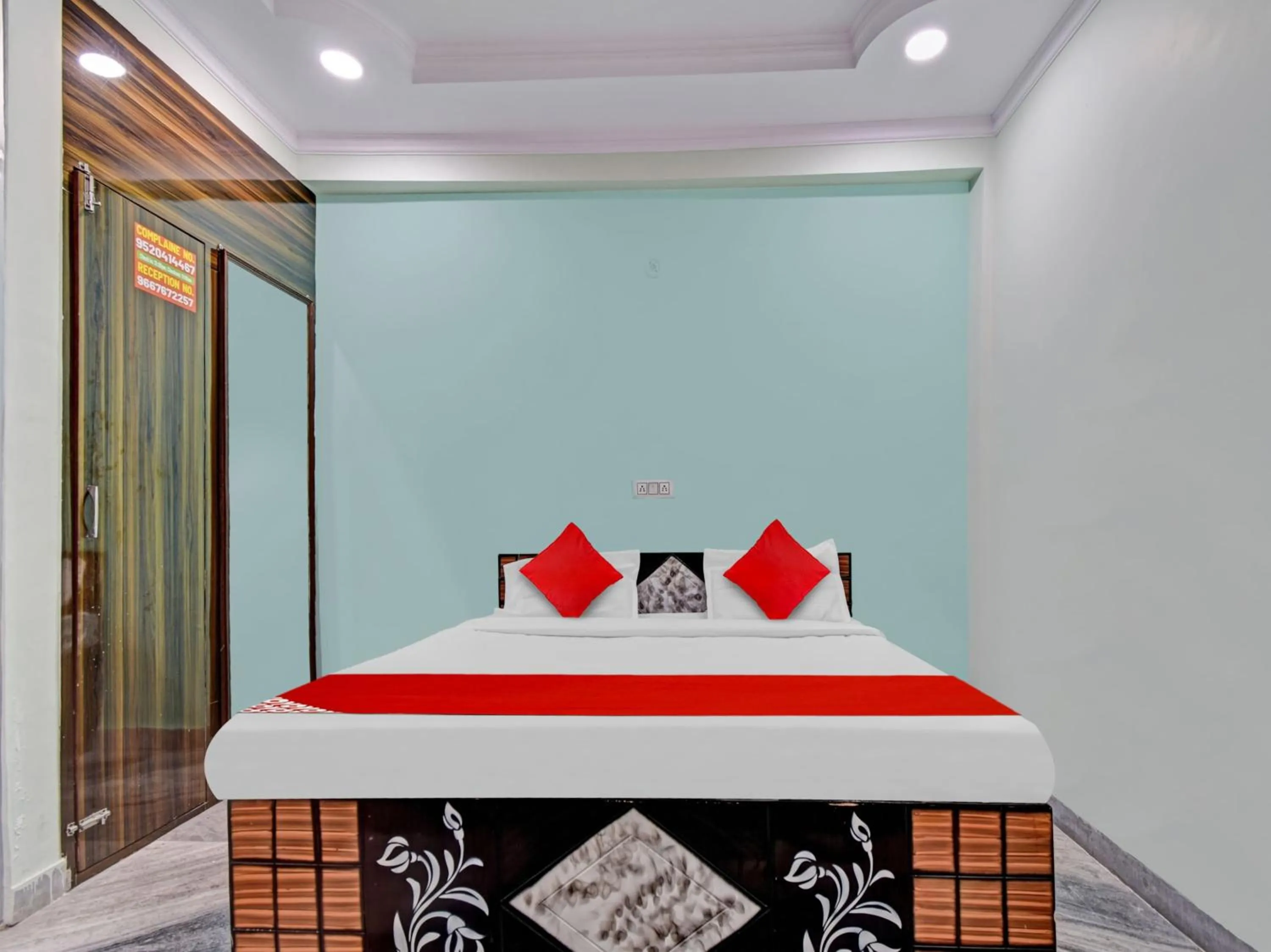 Facade/entrance, Bed in Hotel O Diamond Inns