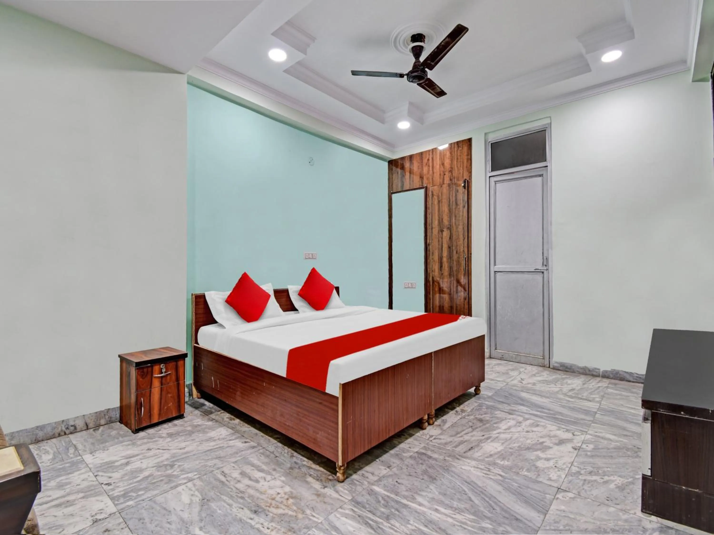 Facade/entrance, Bed in Hotel O Diamond Inns