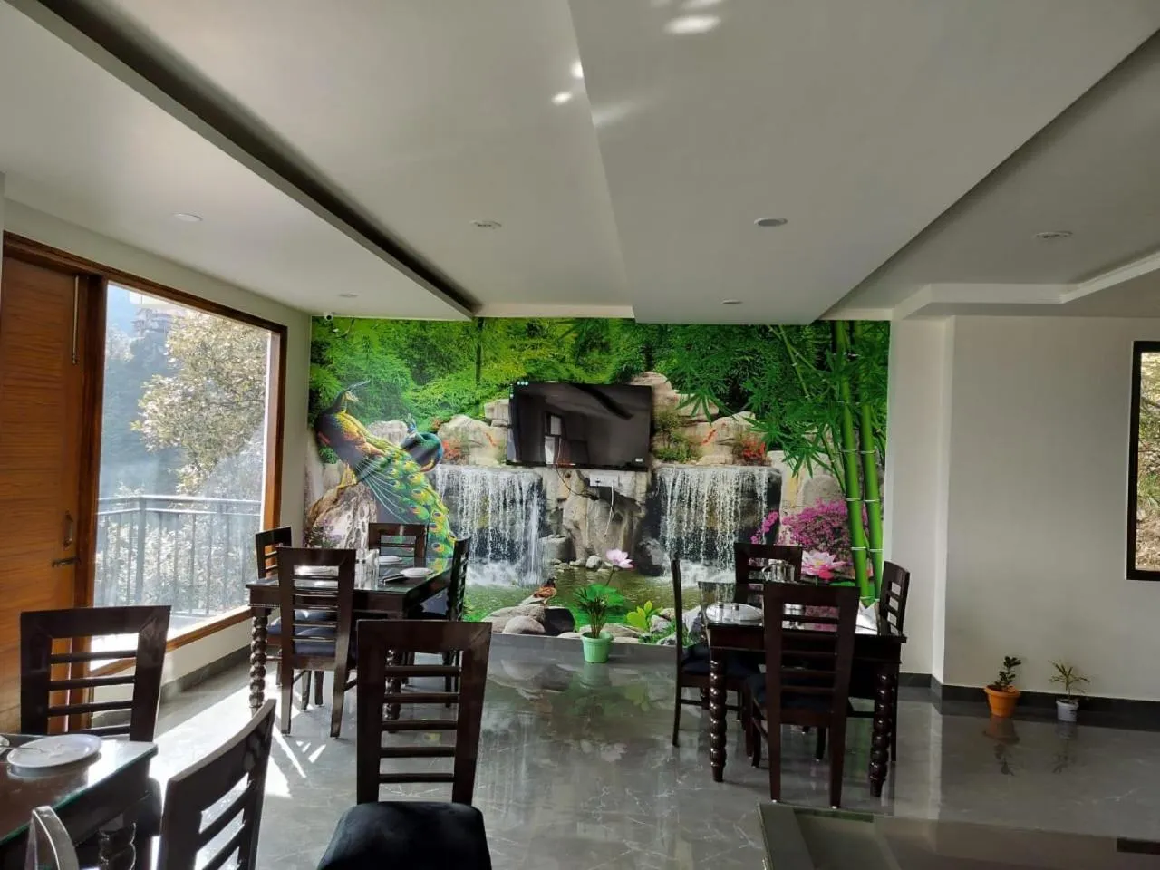 Restaurant/places to eat in Summer Hill Resort