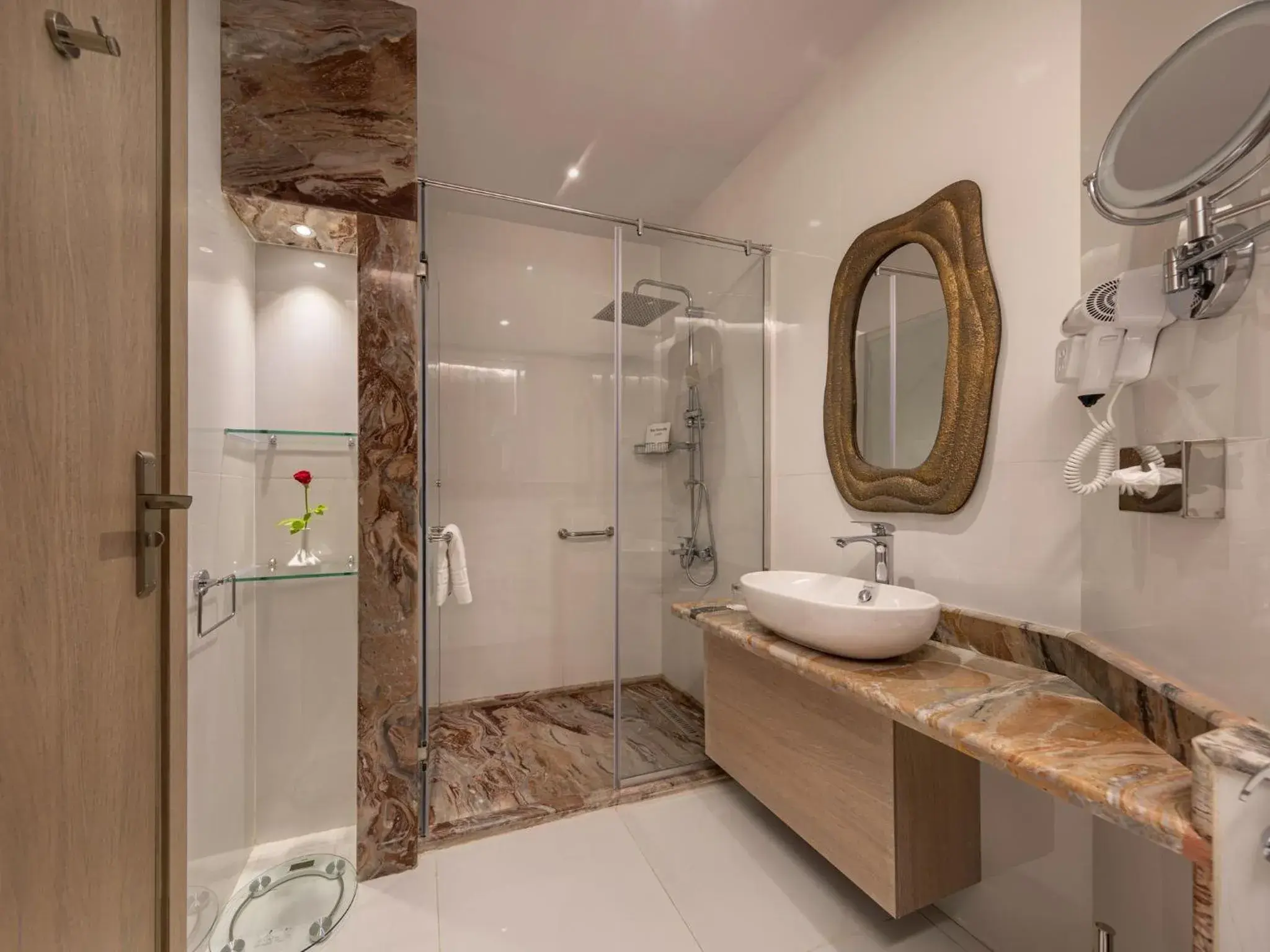 1 King and 1 Single Standard in Crowne Plaza Alexandria Mirage by IHG 1 King and 1 Single Standard in Crowne Plaza Alexandria Mirage by IHG