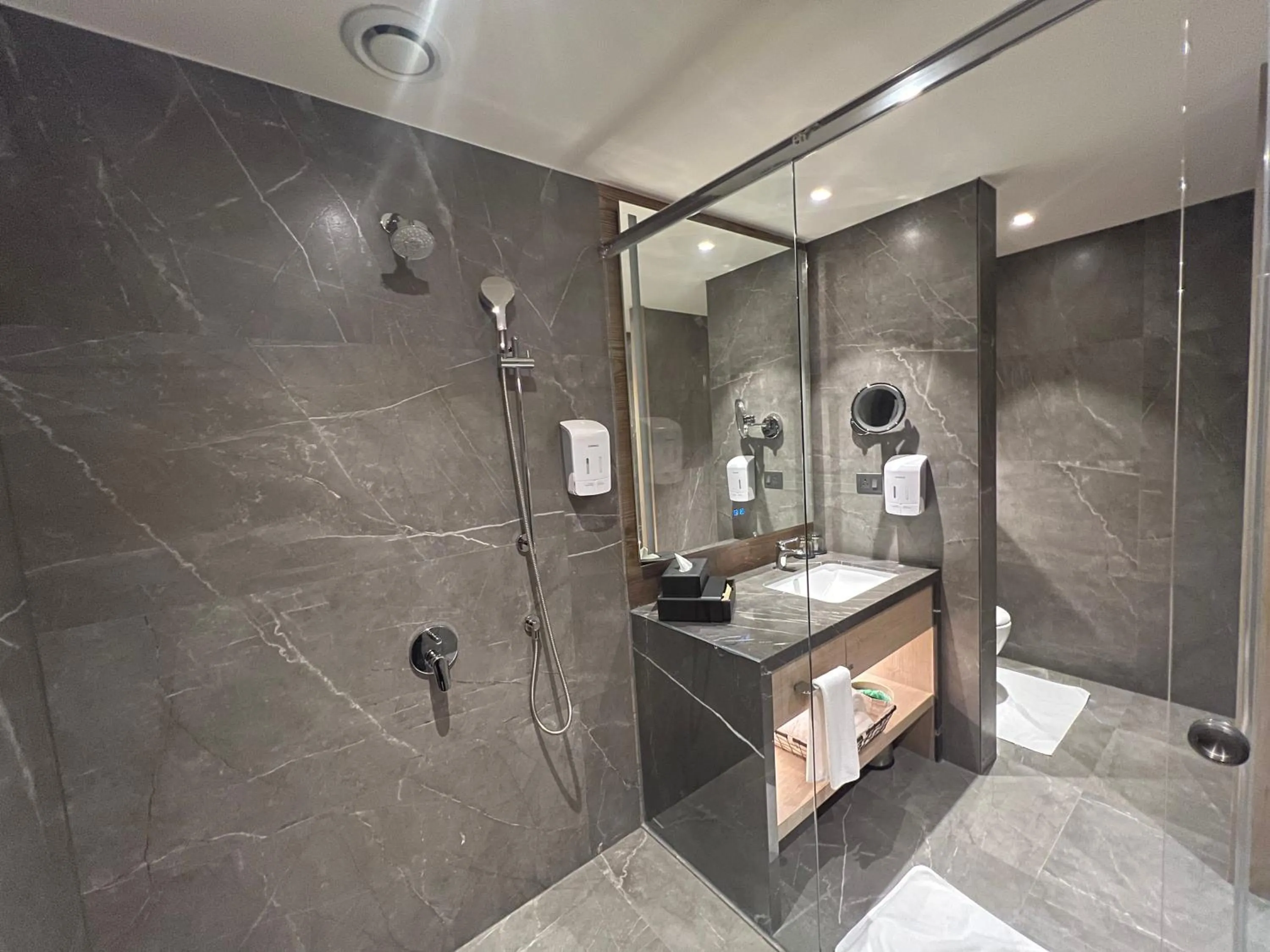 Bathroom in O by Tamara Coimbatore