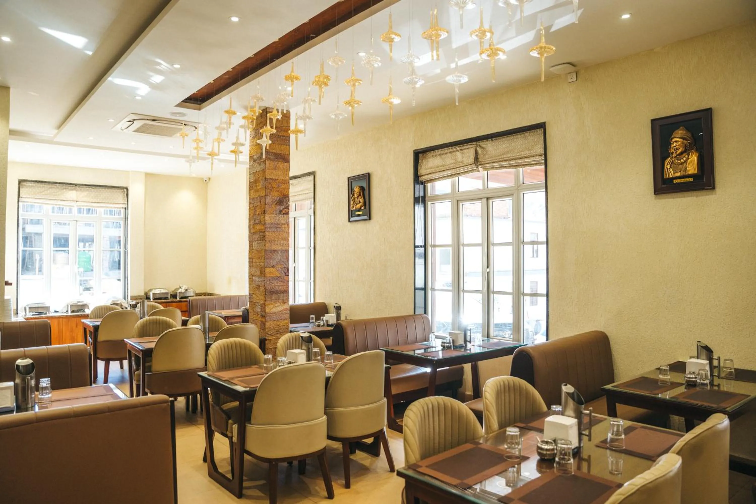 Restaurant/places to eat in New Hotel Snow Crest