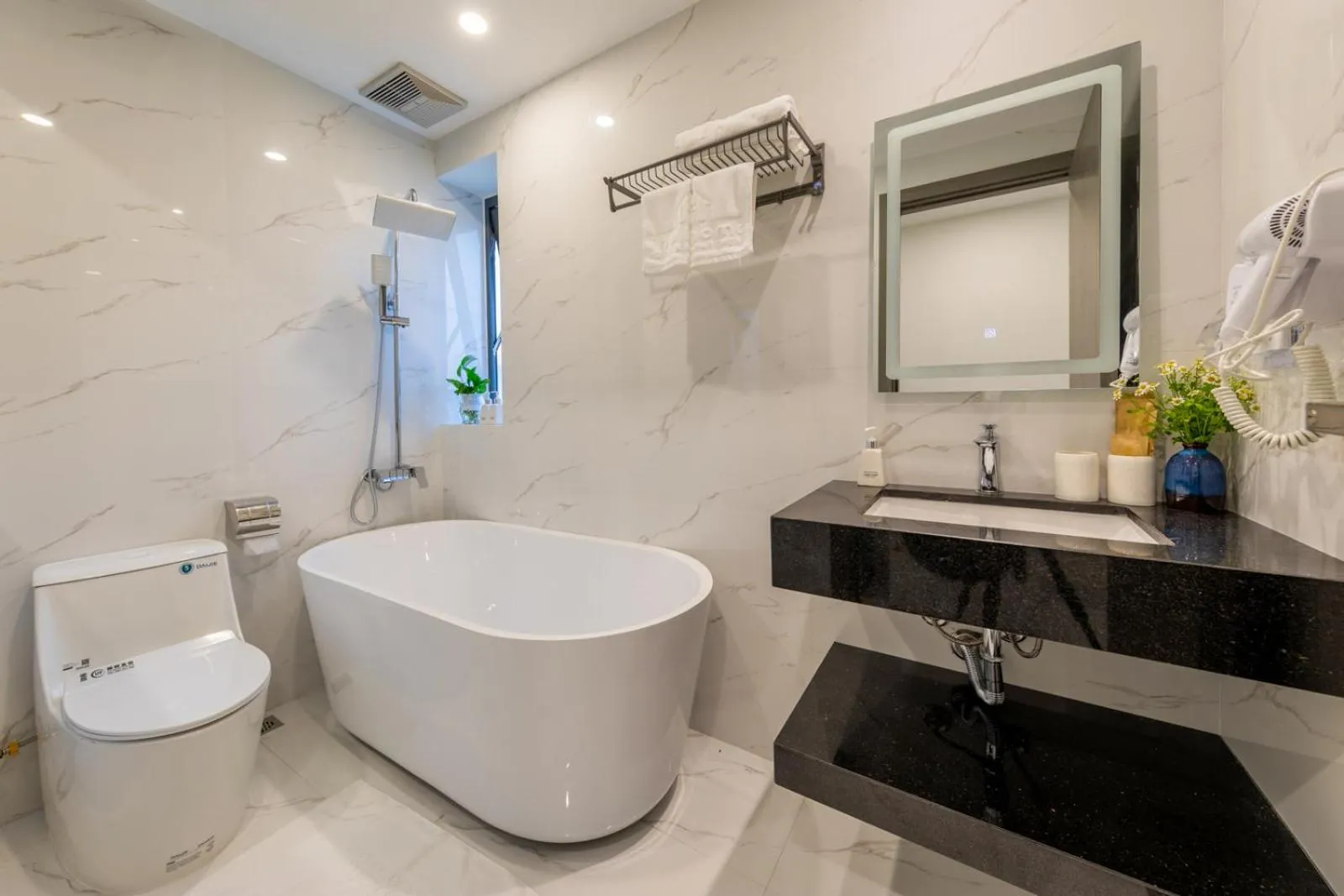 Shower in The Home Hotel & Apartment