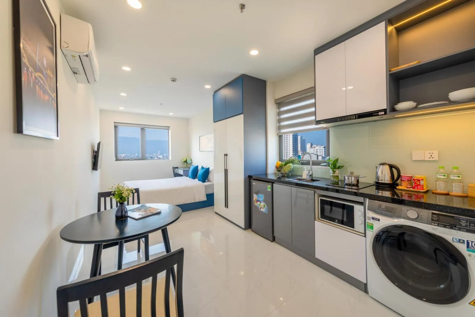 Kitchen or kitchenette in The Home Hotel & Apartment