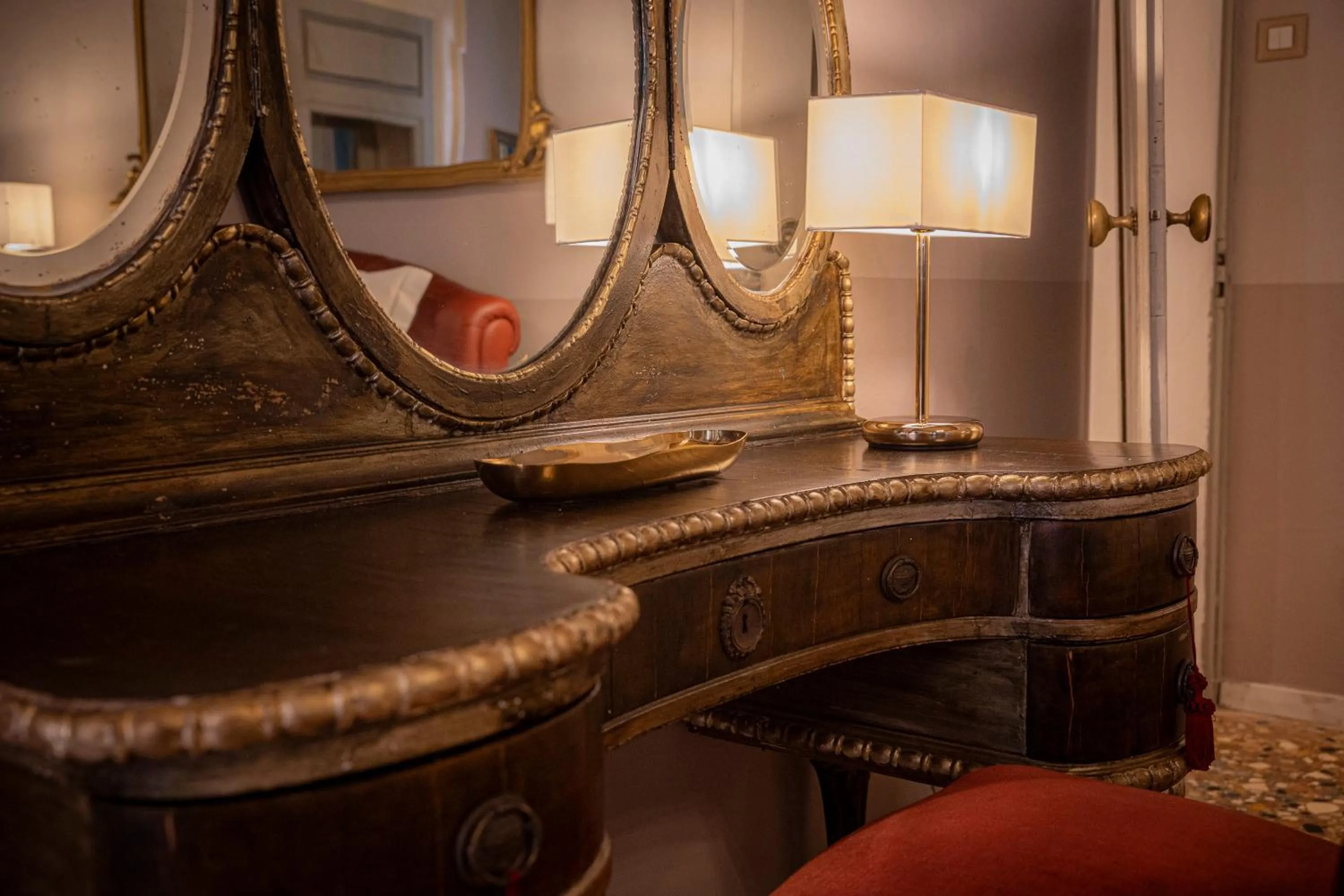 Decorative detail in Corte Realdi - Palazzo Camozzini