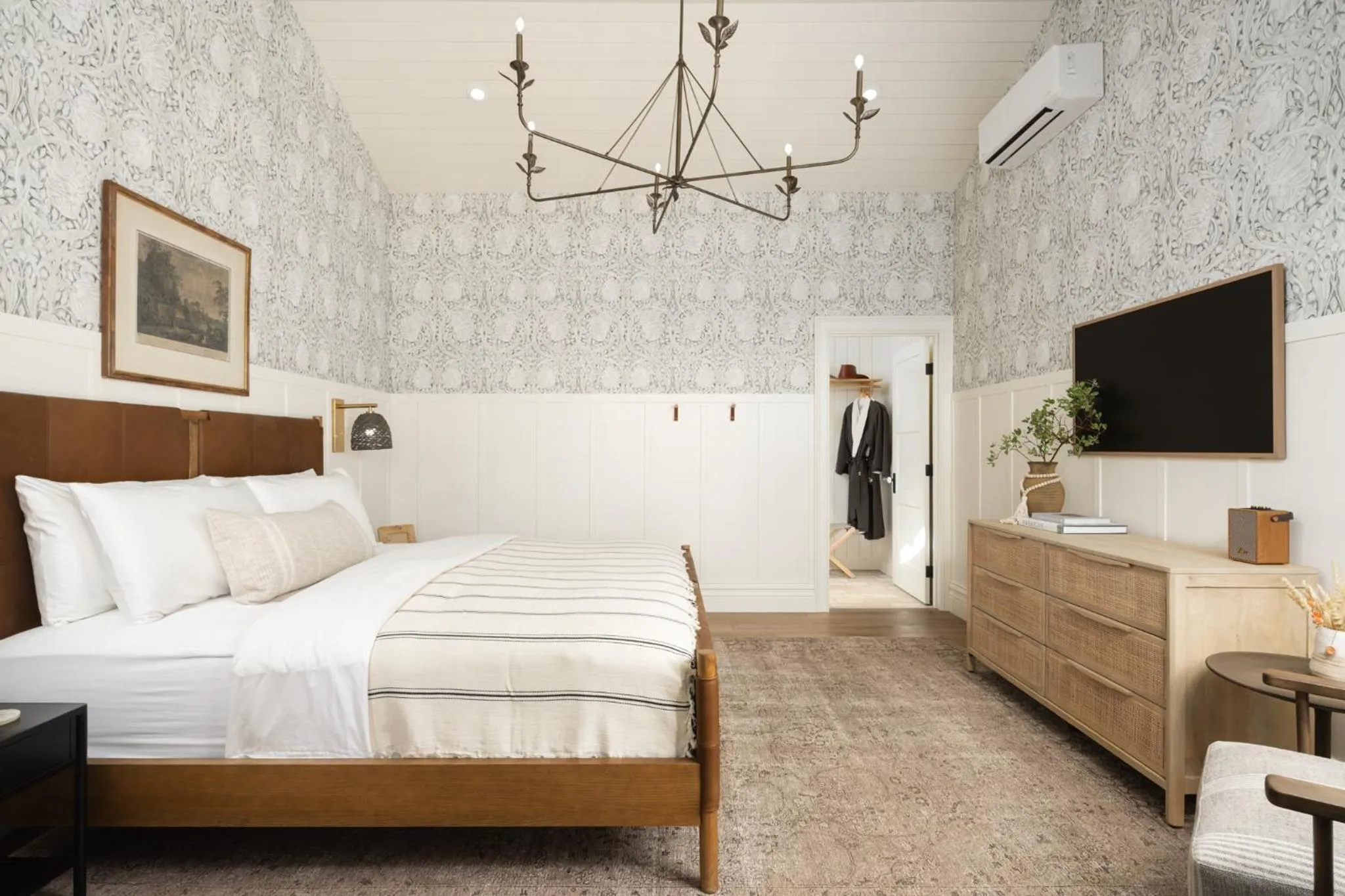 Photo of the whole room, Bed in Orchard Hill