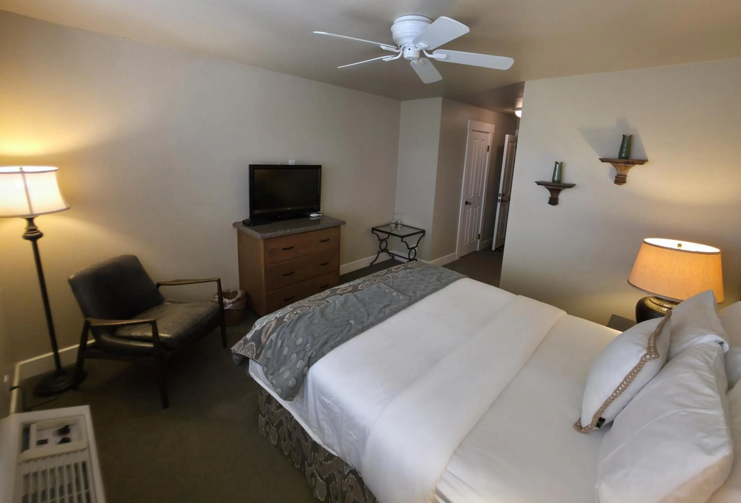 Photo of the whole room, Bed in Orchard Hill