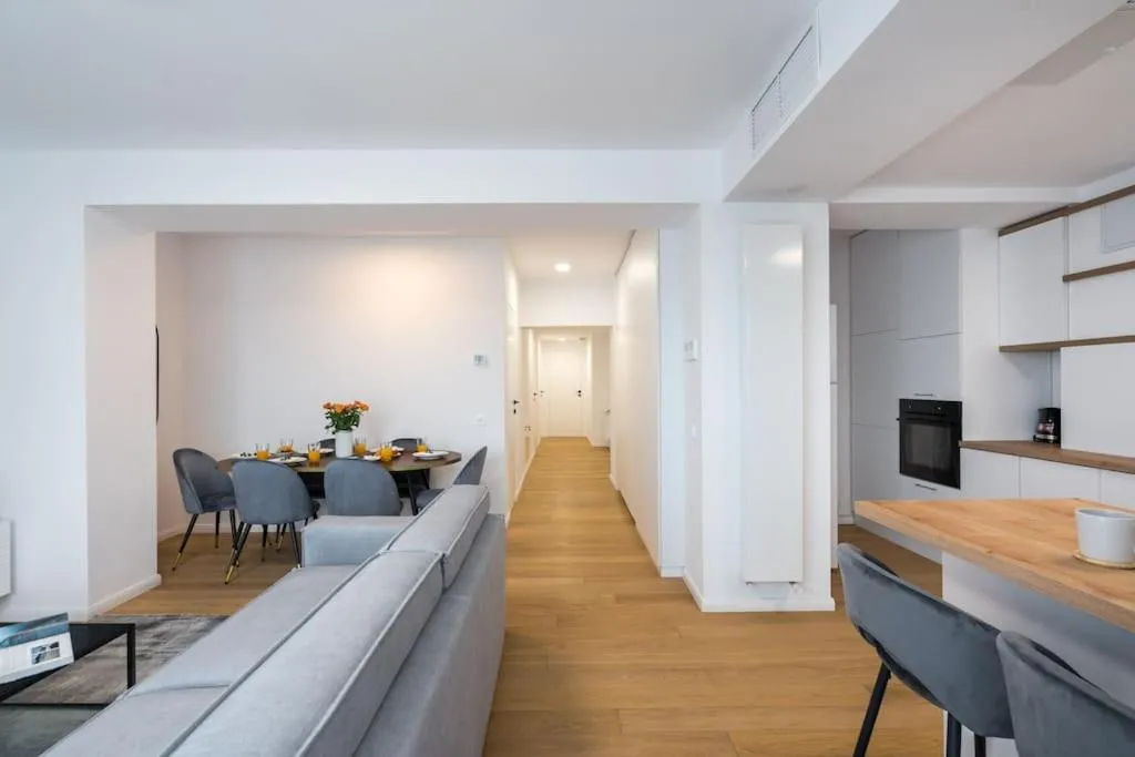 Luxurious Central New Penthouse + Parking