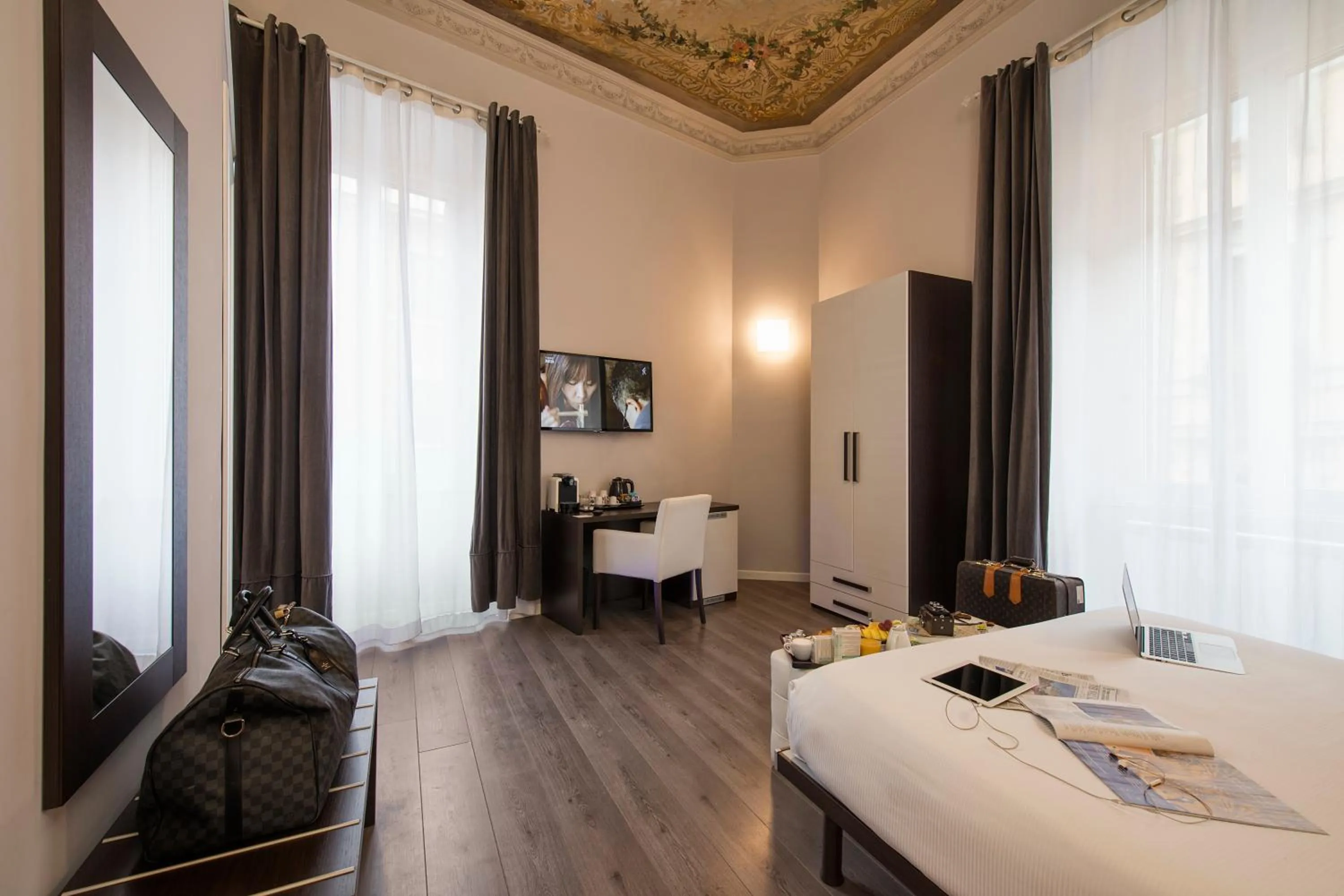 Photo of the whole room, Bed in Arenula Suites