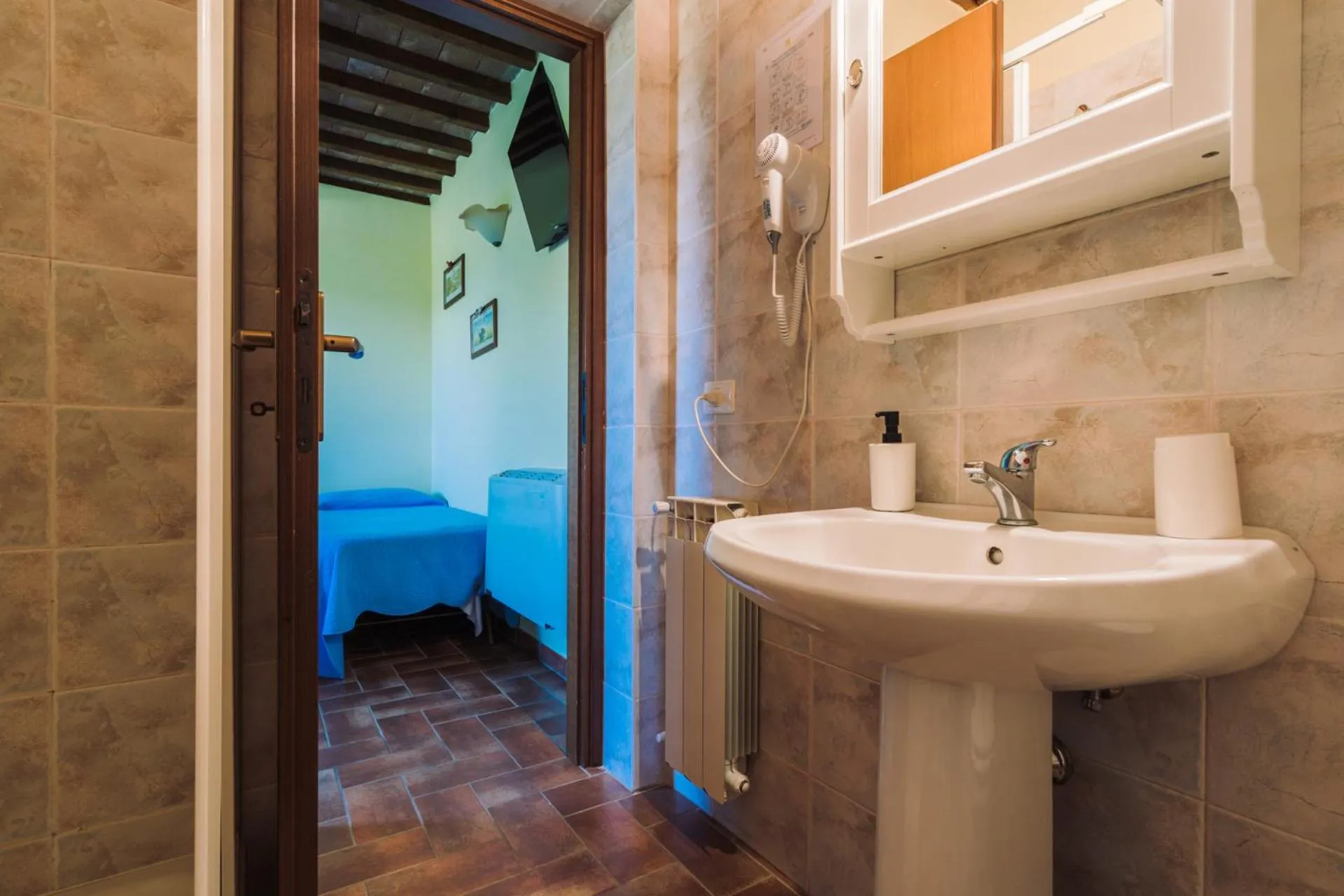 Bathroom, Bed in Agriturismo il Laghetto