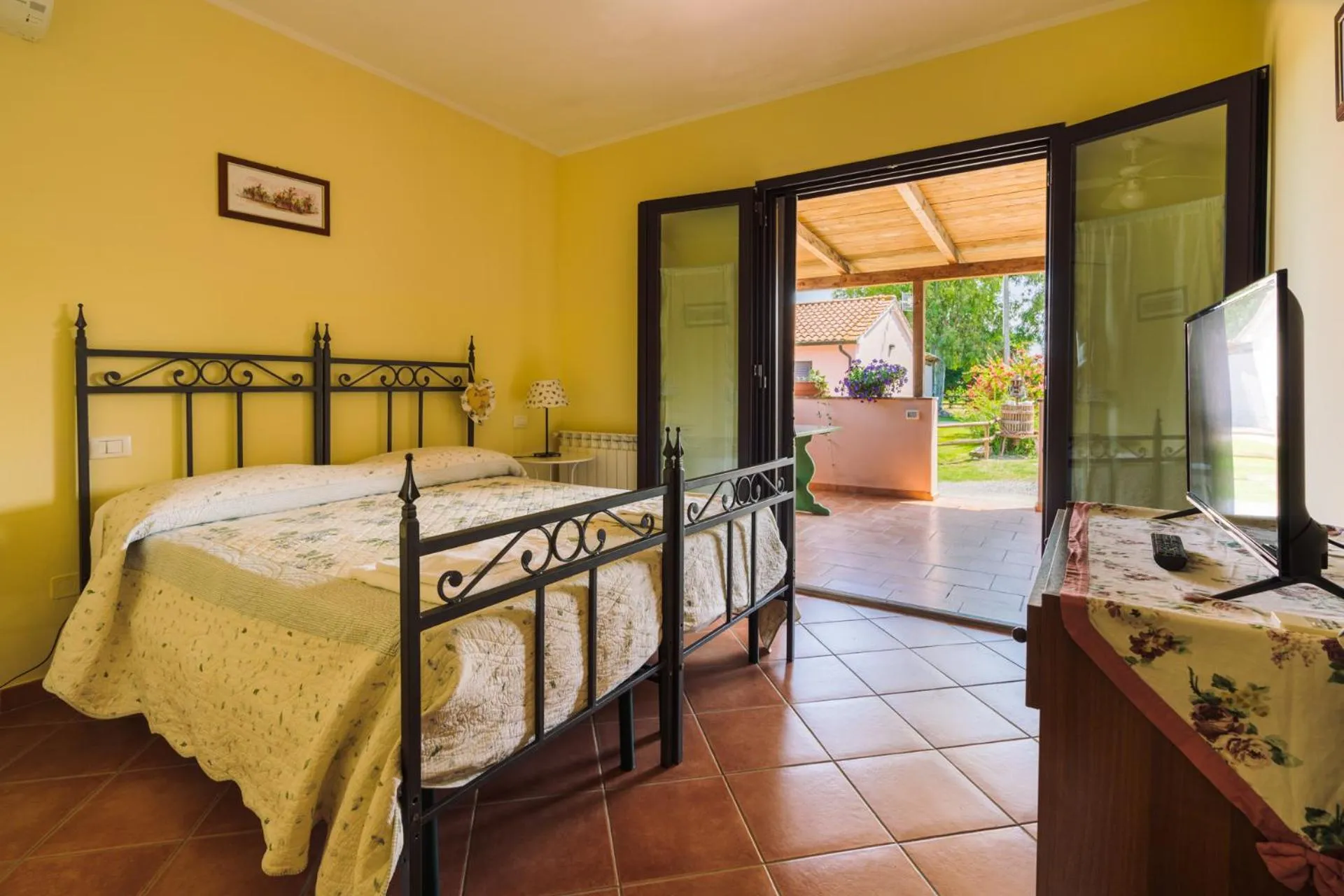 View (from property/room), Bed in Agriturismo il Laghetto