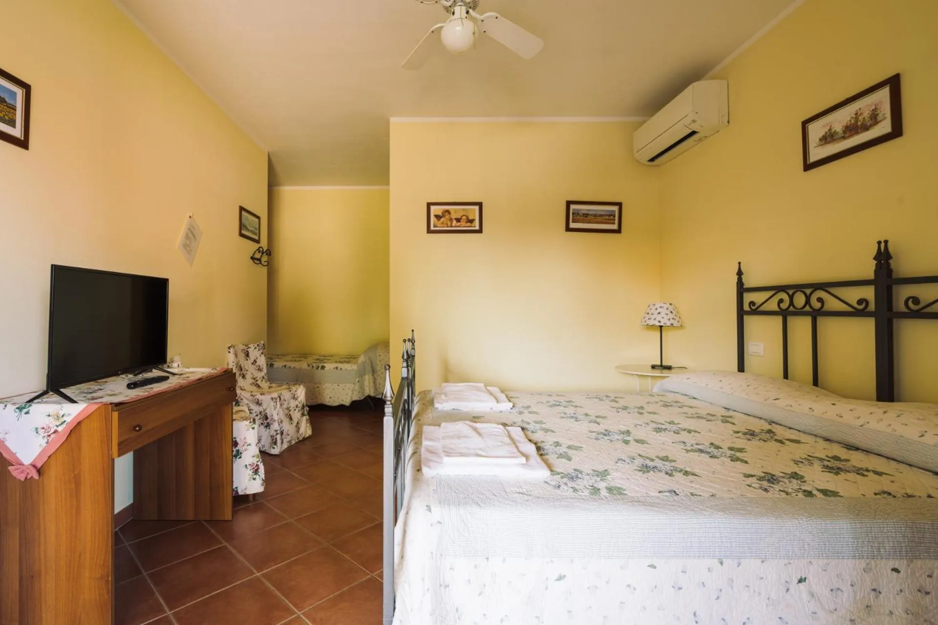Bedroom, Bed in Agriturismo il Laghetto