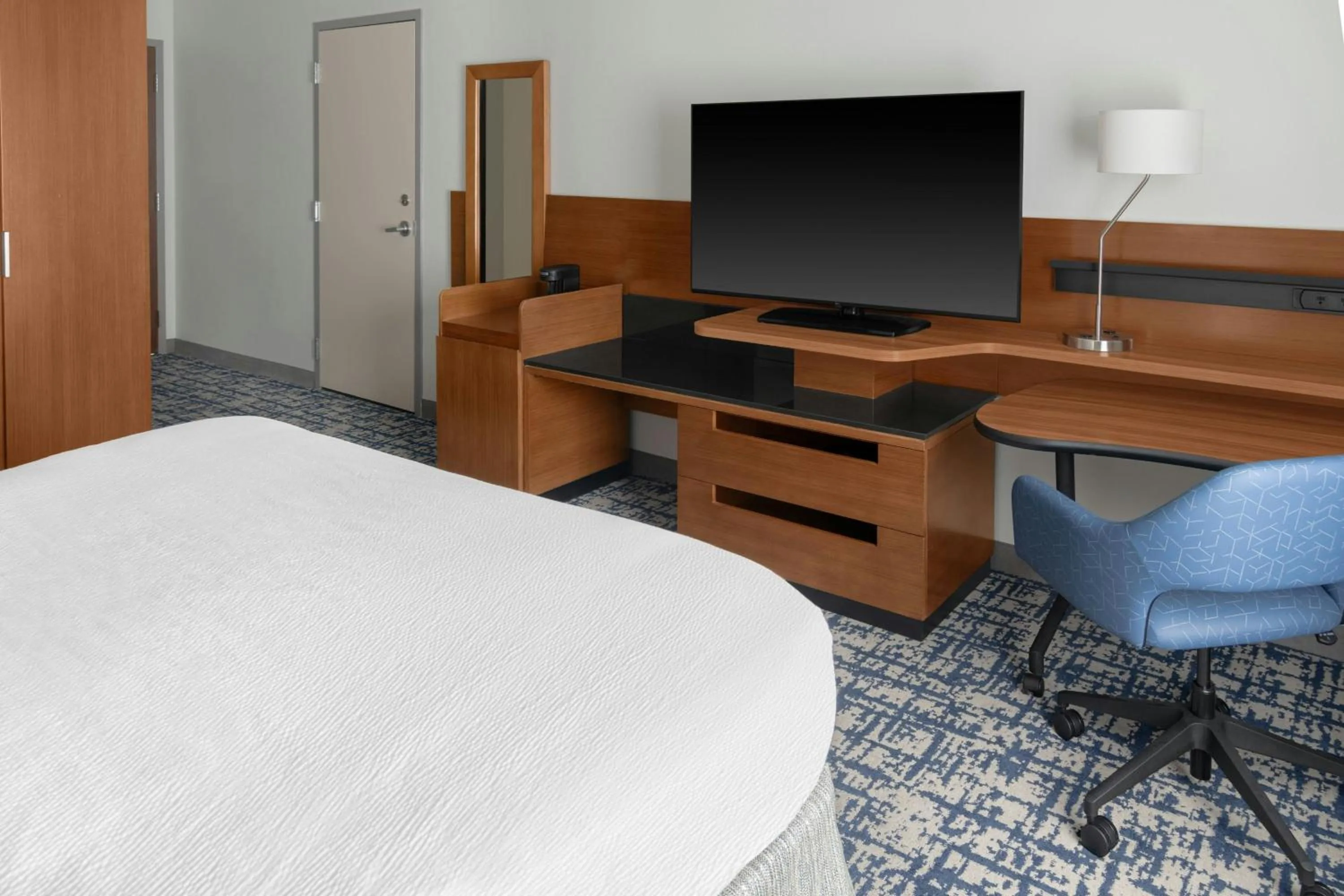 Photo of the whole room, Bed in Fairfield Inn and Suites by Marriott Calhoun