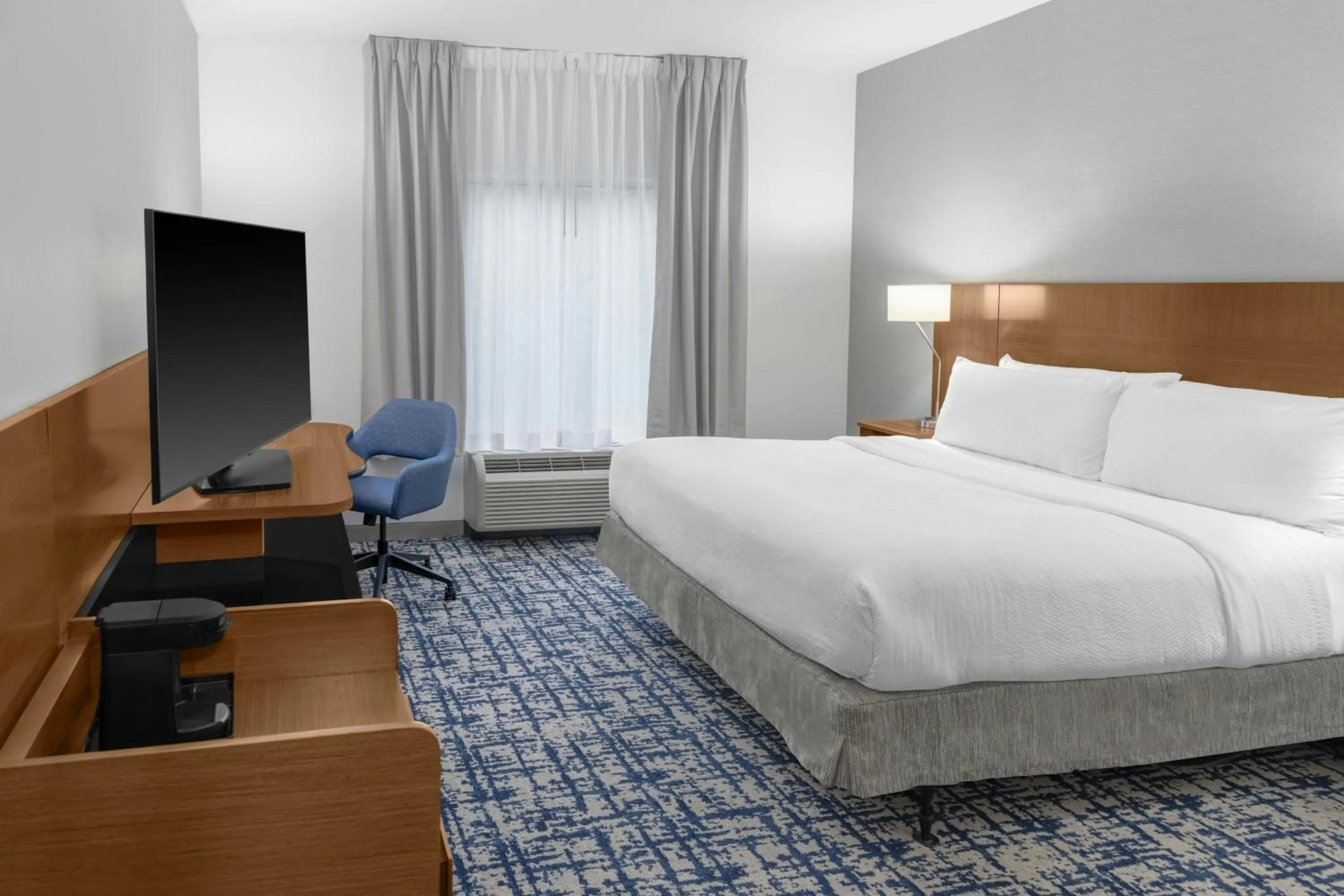 Photo of the whole room, Bed in Fairfield Inn and Suites by Marriott Calhoun