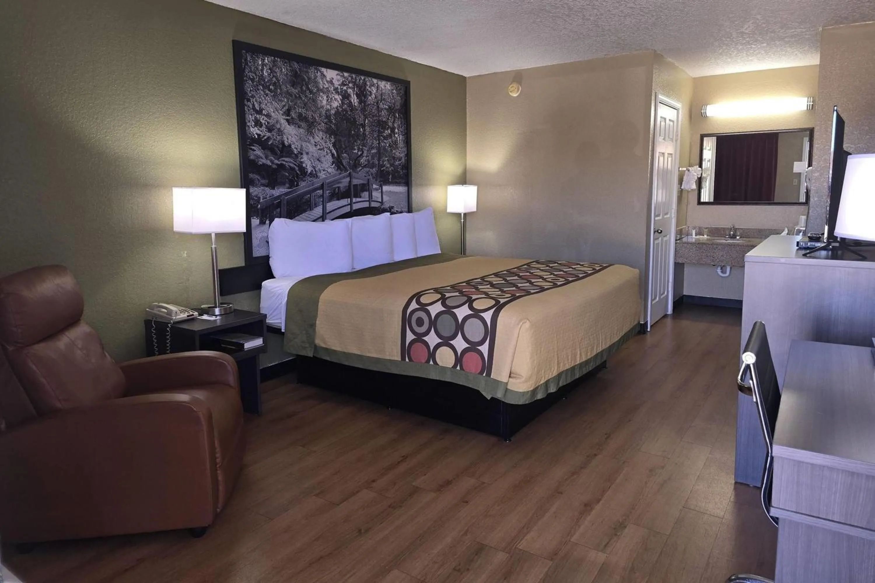 Photo of the whole room, Bed in Super 8 by Wyndham Arkadelphia Caddo Valley Area