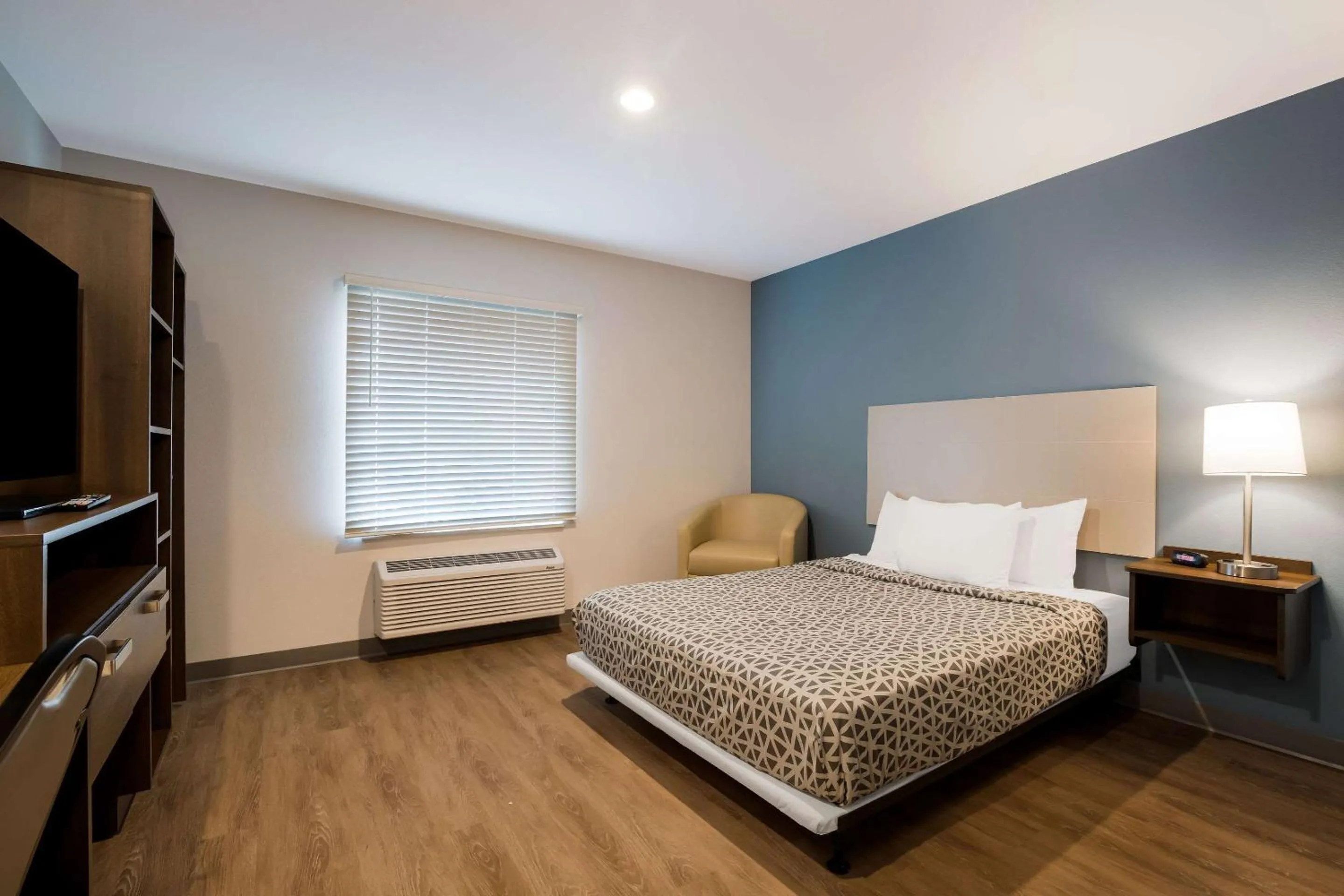 Bedroom, Bed in WoodSpring Suites Moreno Valley