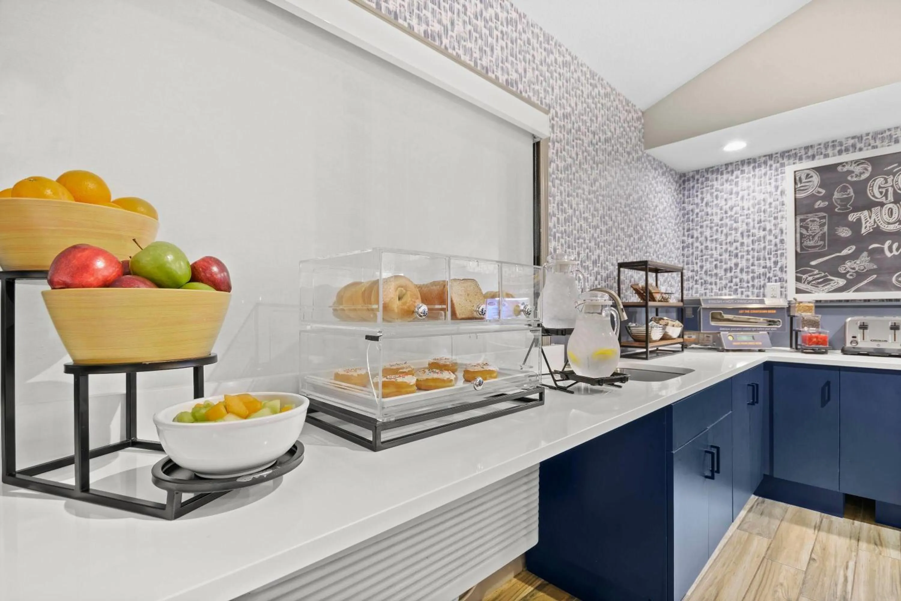 Restaurant/places to eat in AmericInn by Wyndham Virginia