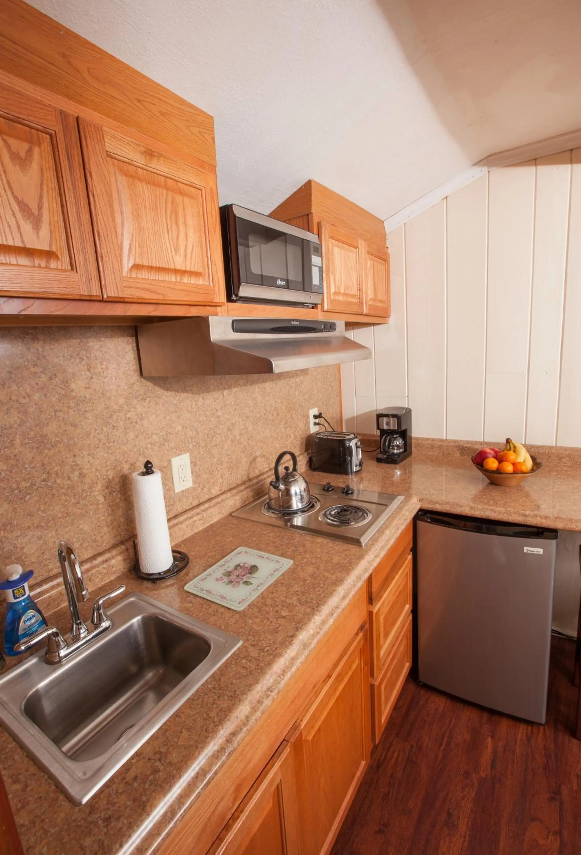 Kitchen or kitchenette in Knotty Pine Motel