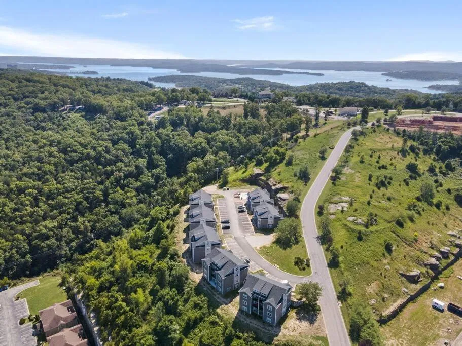 Bird's eye view in Luxury Modern Condo by the Lake - Breezy Escape