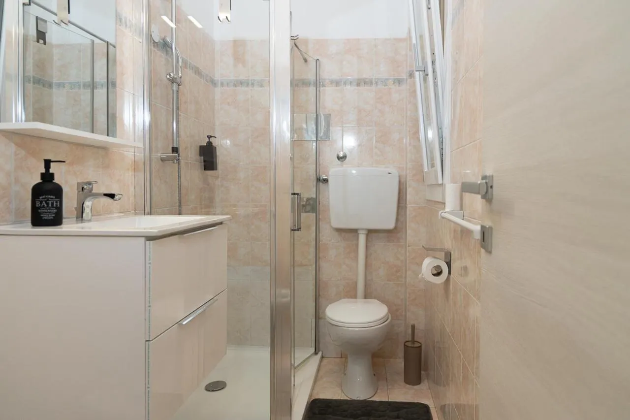 Shower in [Blu Kobler] - Ampio appartamento fronte mare