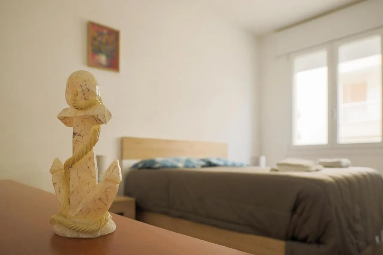 Decorative detail, Bed in [Blu Kobler] - Ampio appartamento fronte mare