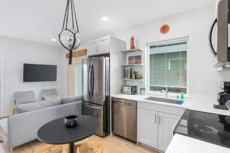 The Sweetest Suite - 91 Walkscore!