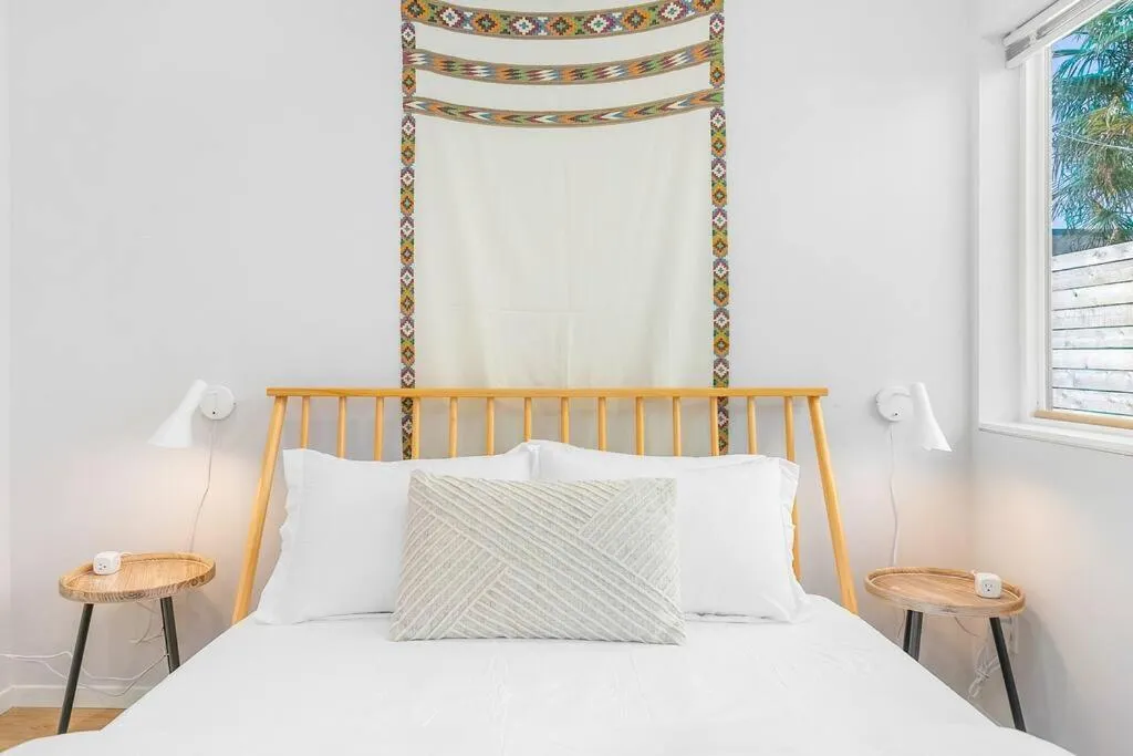 Bed in The Sweetest Suite - 91 Walkscore!