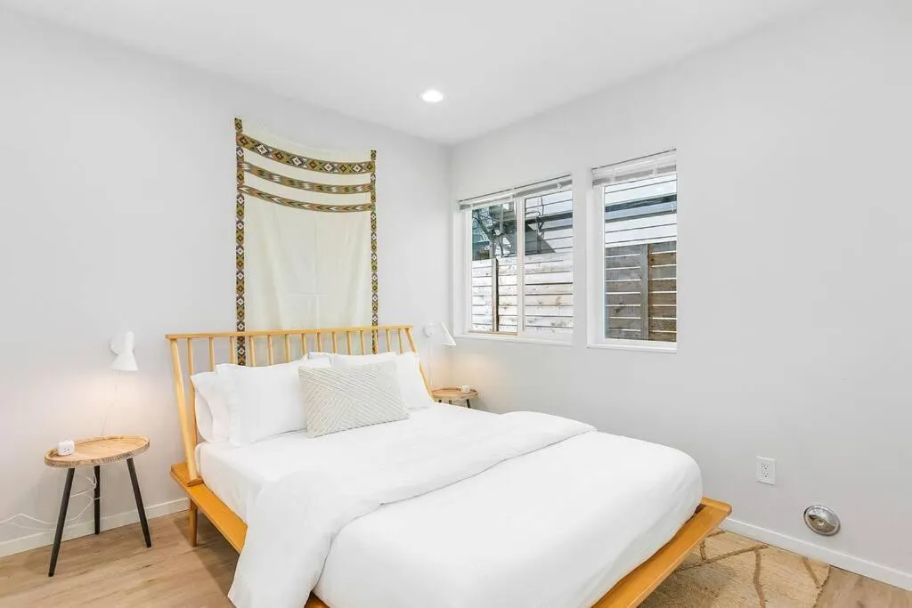 Bed in The Sweetest Suite - 91 Walkscore!