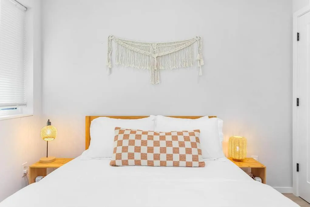 Bed in The Sweetest Suite - 91 Walkscore!